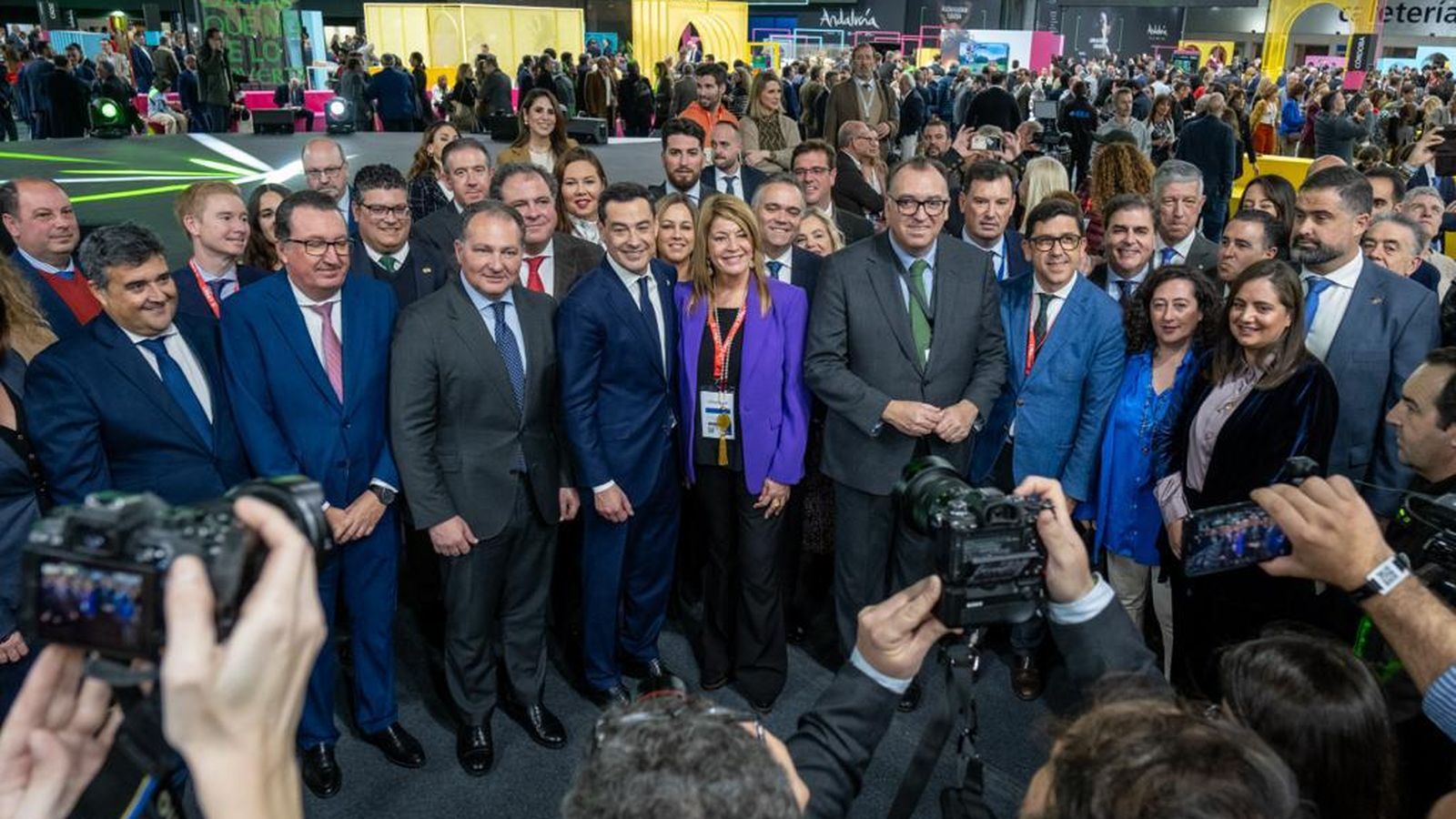Autoridades en el stand de Huelva en Fitur 2024.