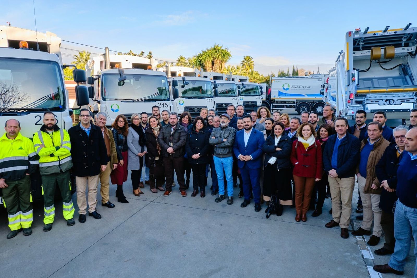 Los alcaldes, durante la recepción de los 15 nuevos camiones del servicio de recogida de basuras de la Mancomunidad Guadalquivir.