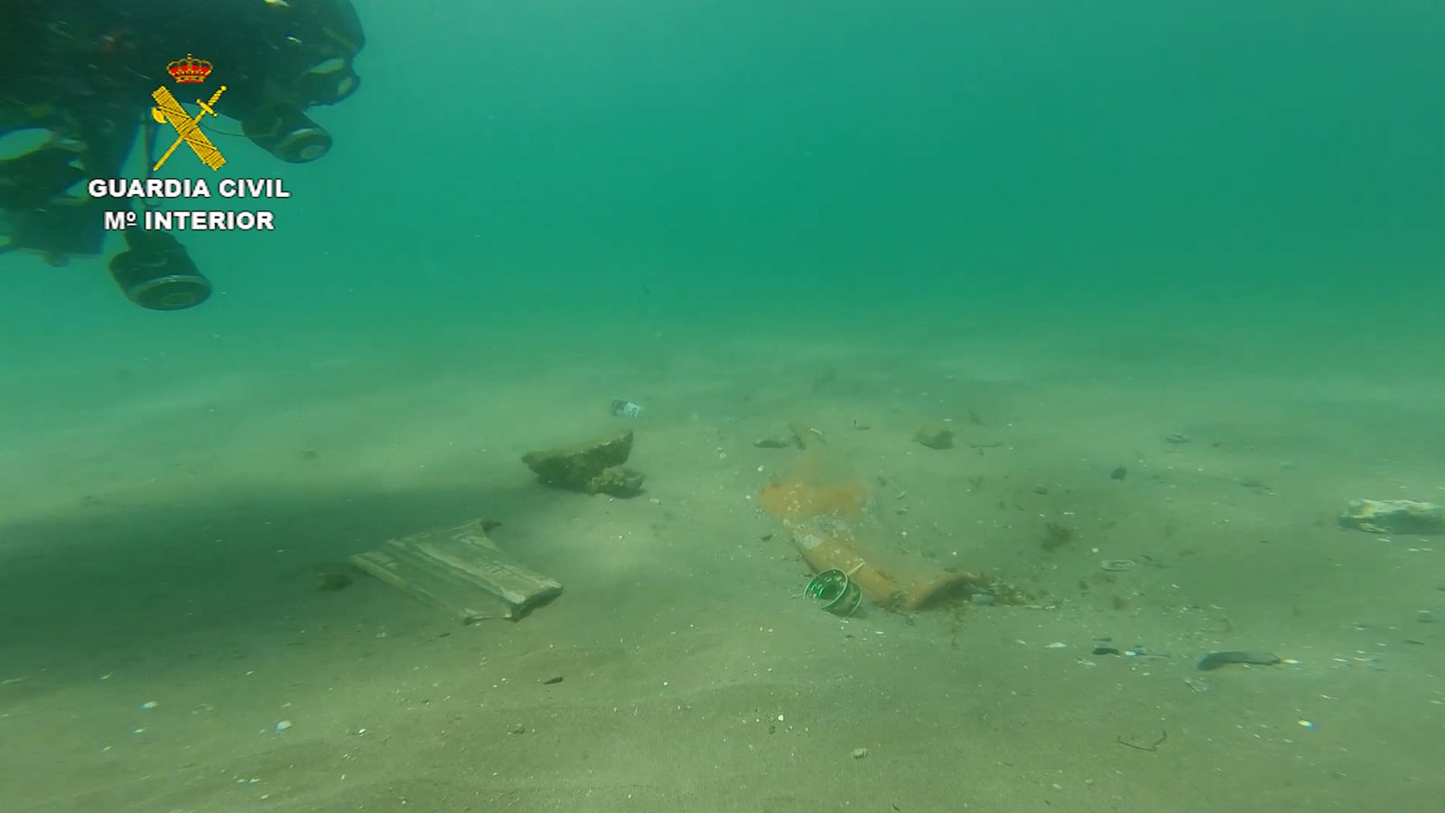 Las fotos de las ánforas recuperadas por la Guardia Civil en Puente Mayorga