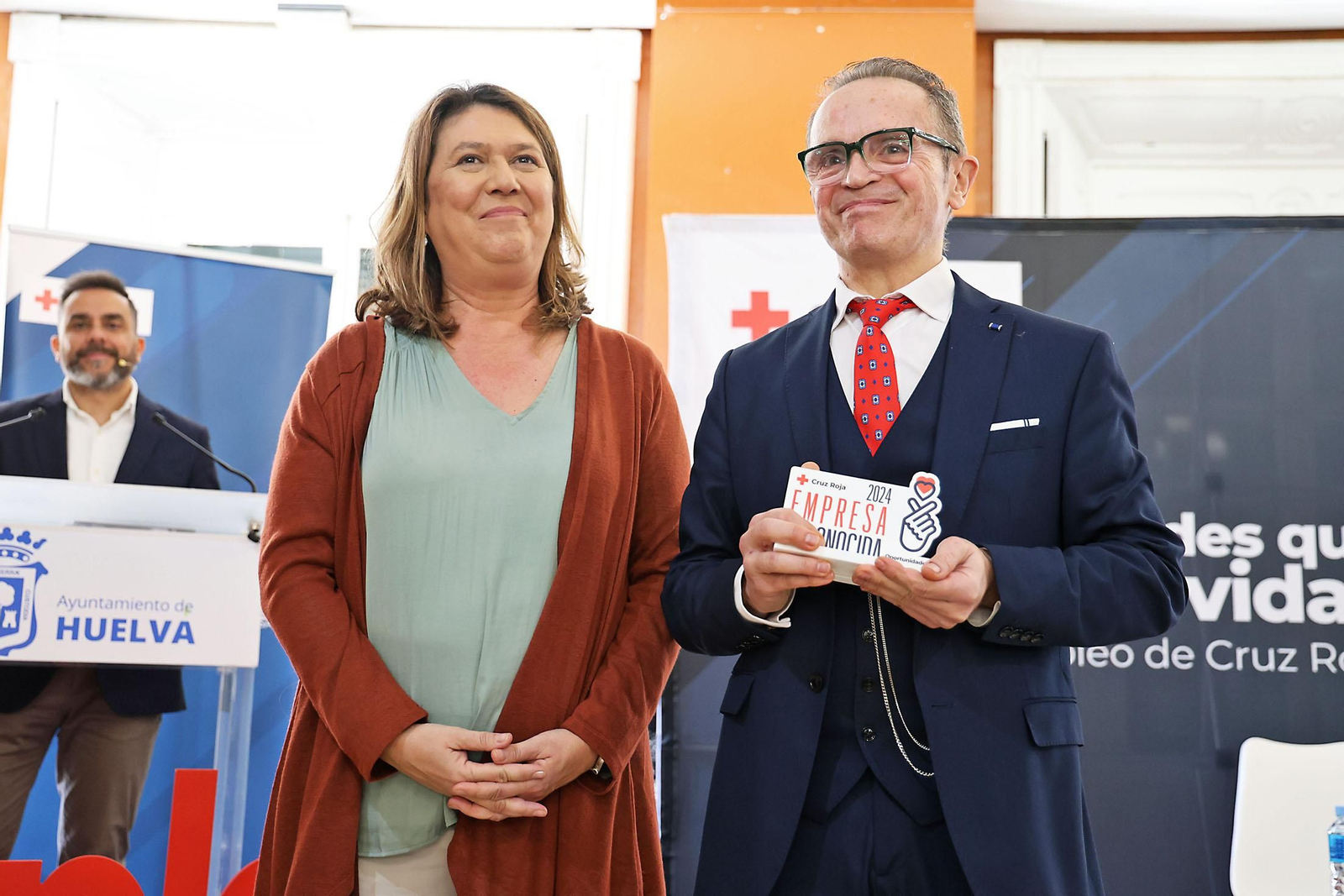 Imágenes del reconocimiento de Cruz Roja Huelva a empresas de Huelva por su compromiso con los colectivos vulnerables