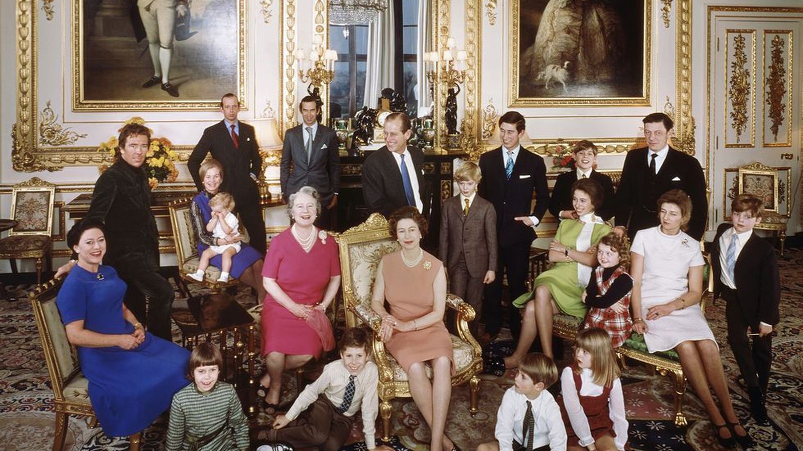 La familia real británica, casi al completo, en una estampa familiar de sus navidades en 1971.