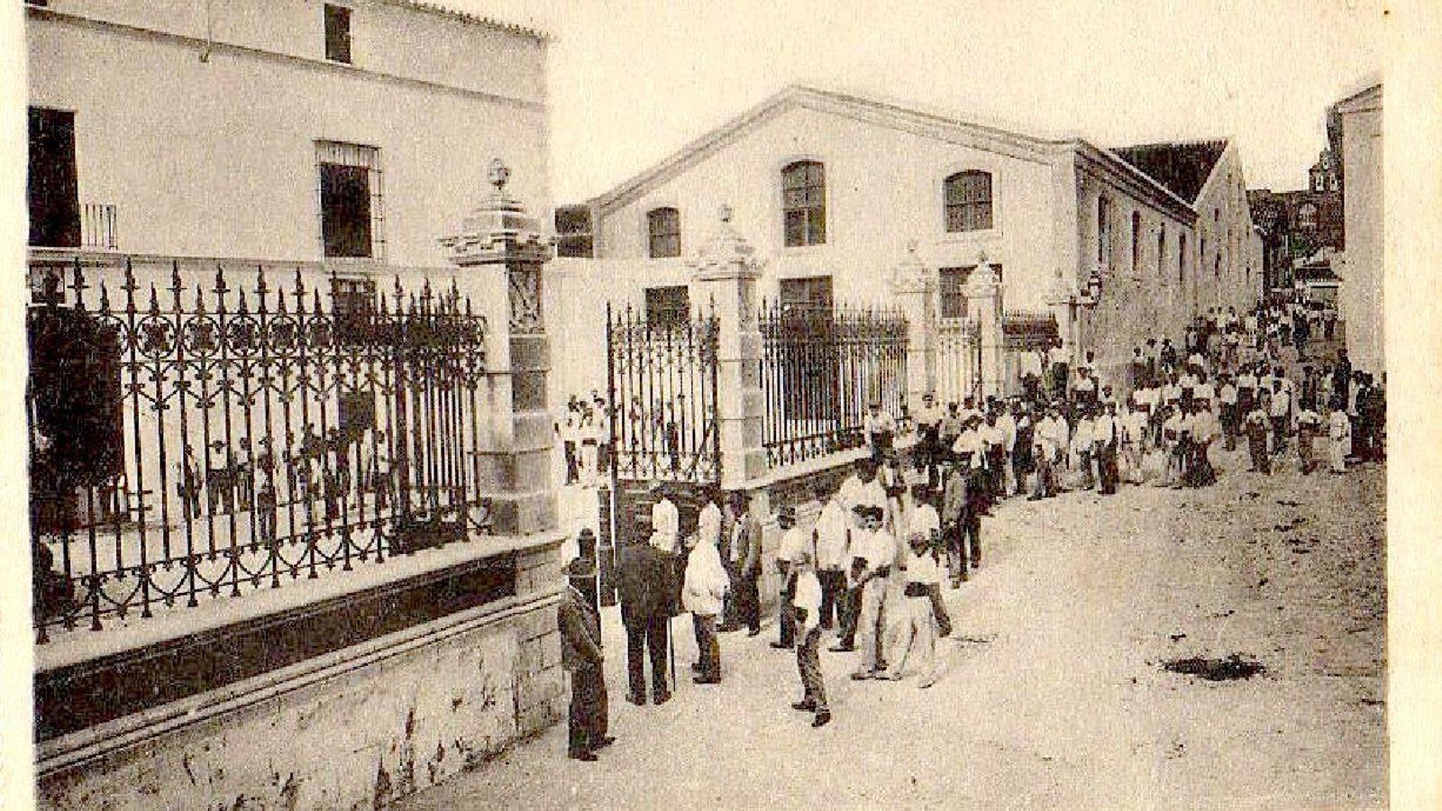 Fachada de Domecq por calle San Ildefonso, años 20.
