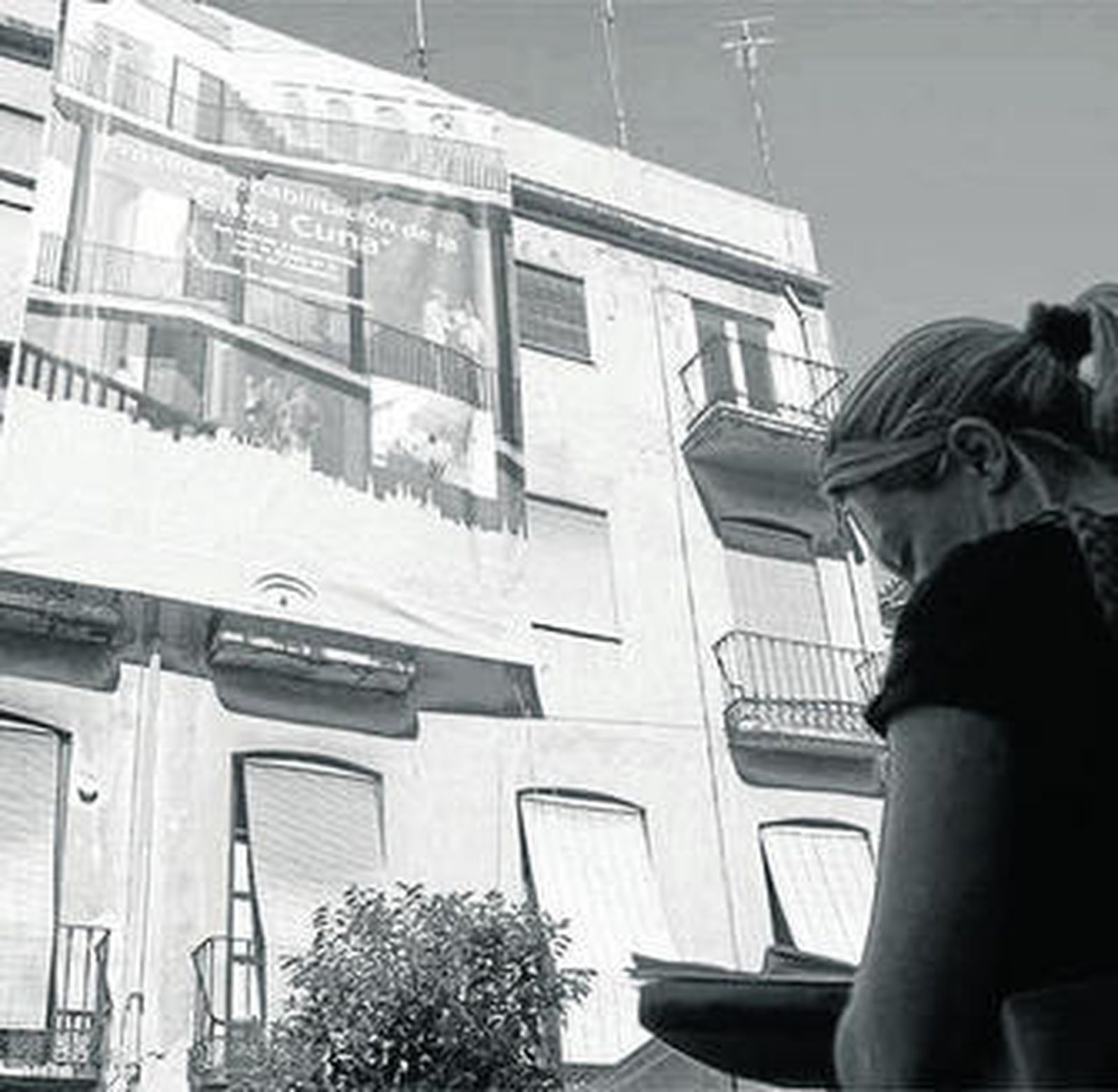 La rehabilitación de este edificio de la calle Elvira lleva anunciándose casi tres años.