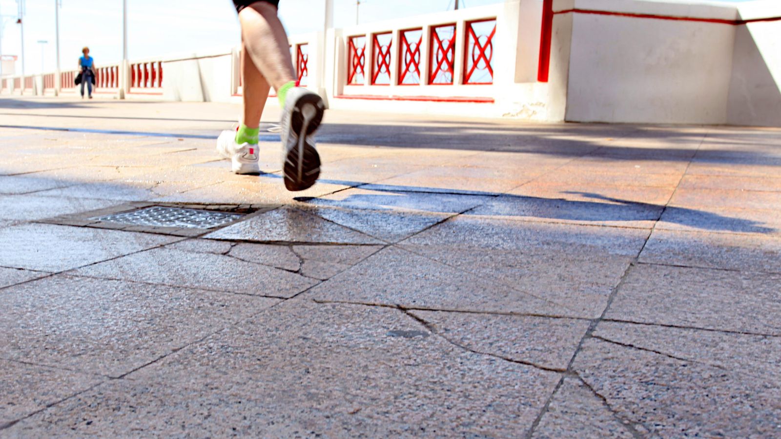 El Paseo Marítimo se ha convertido en uno de los lugares de Cádiz más concurridos por los deportistas