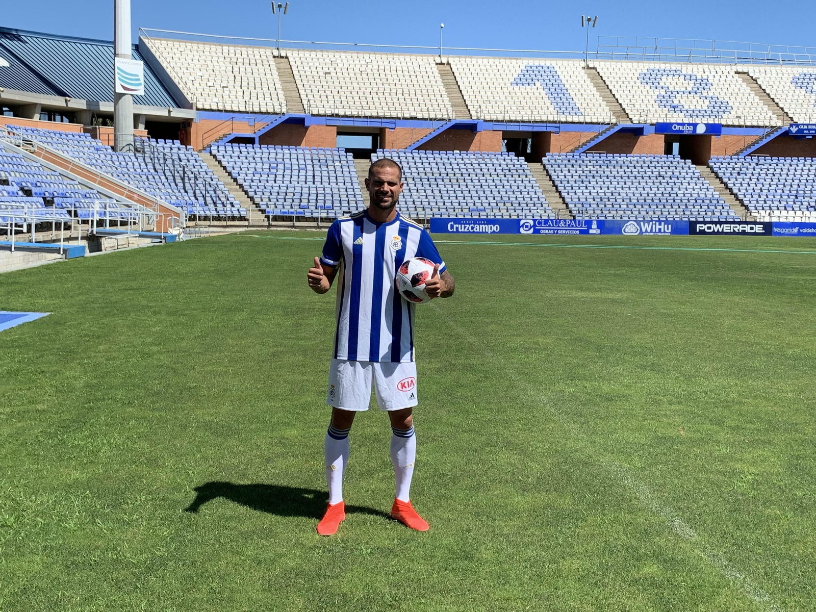 Nano posa en el césped del Nuevo Colombino.