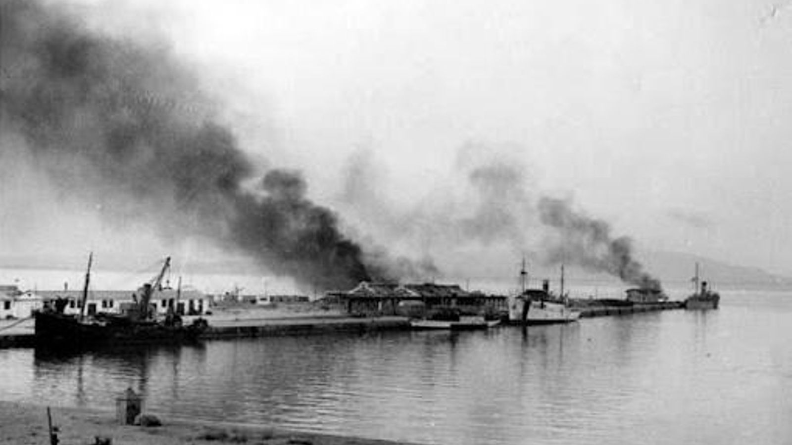 El puerto de Algeciras bombardeado por el acorazado republicano Jaime I el 7 de agosto de 1936. Véase el 'Ciudad de Ceuta' que fue alcanzado por uno de los disparos