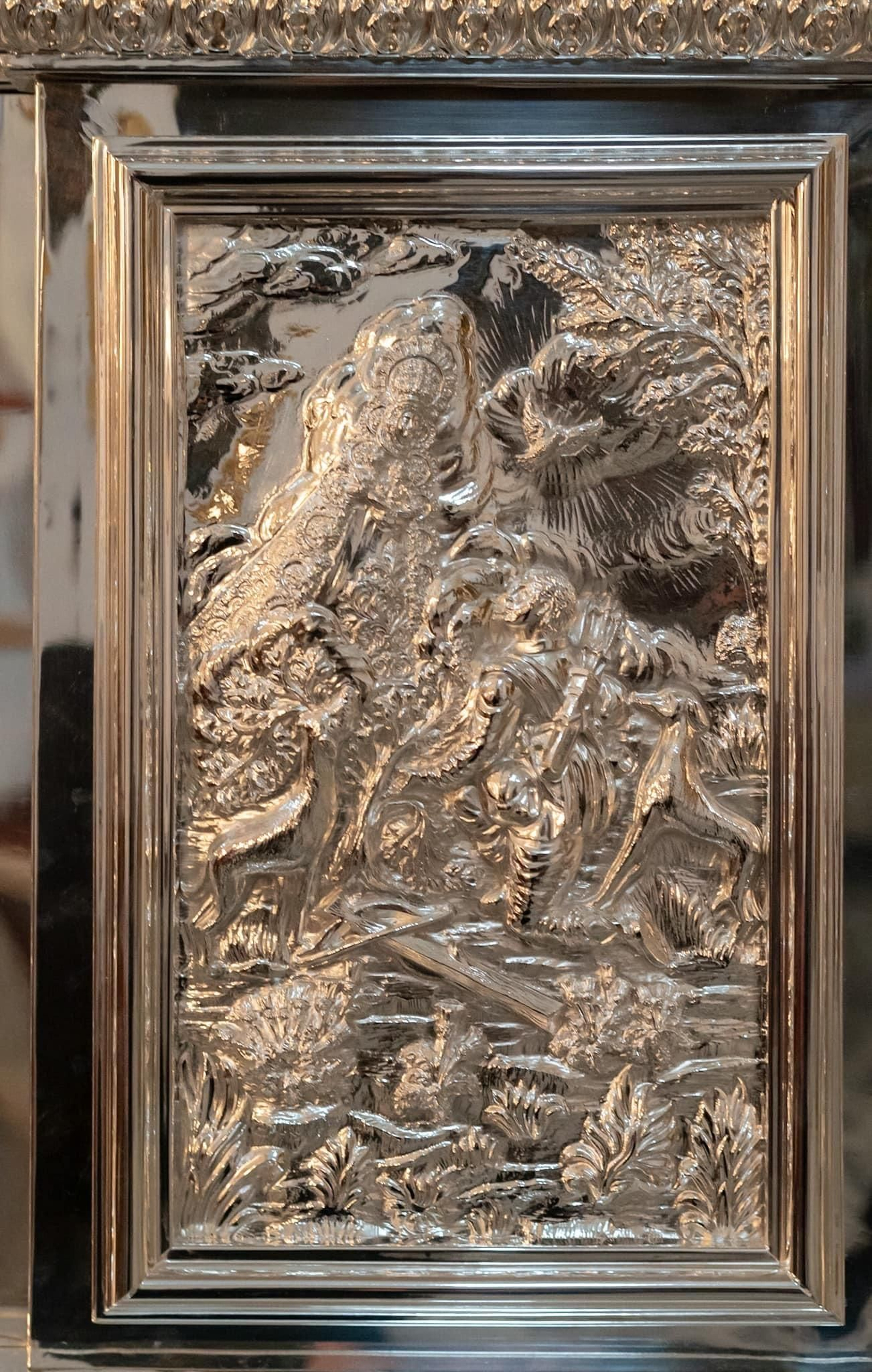 Los espectaculares nuevos faldones de la Carreta de Plata de la Hermandad del Rocío de Villamanrique