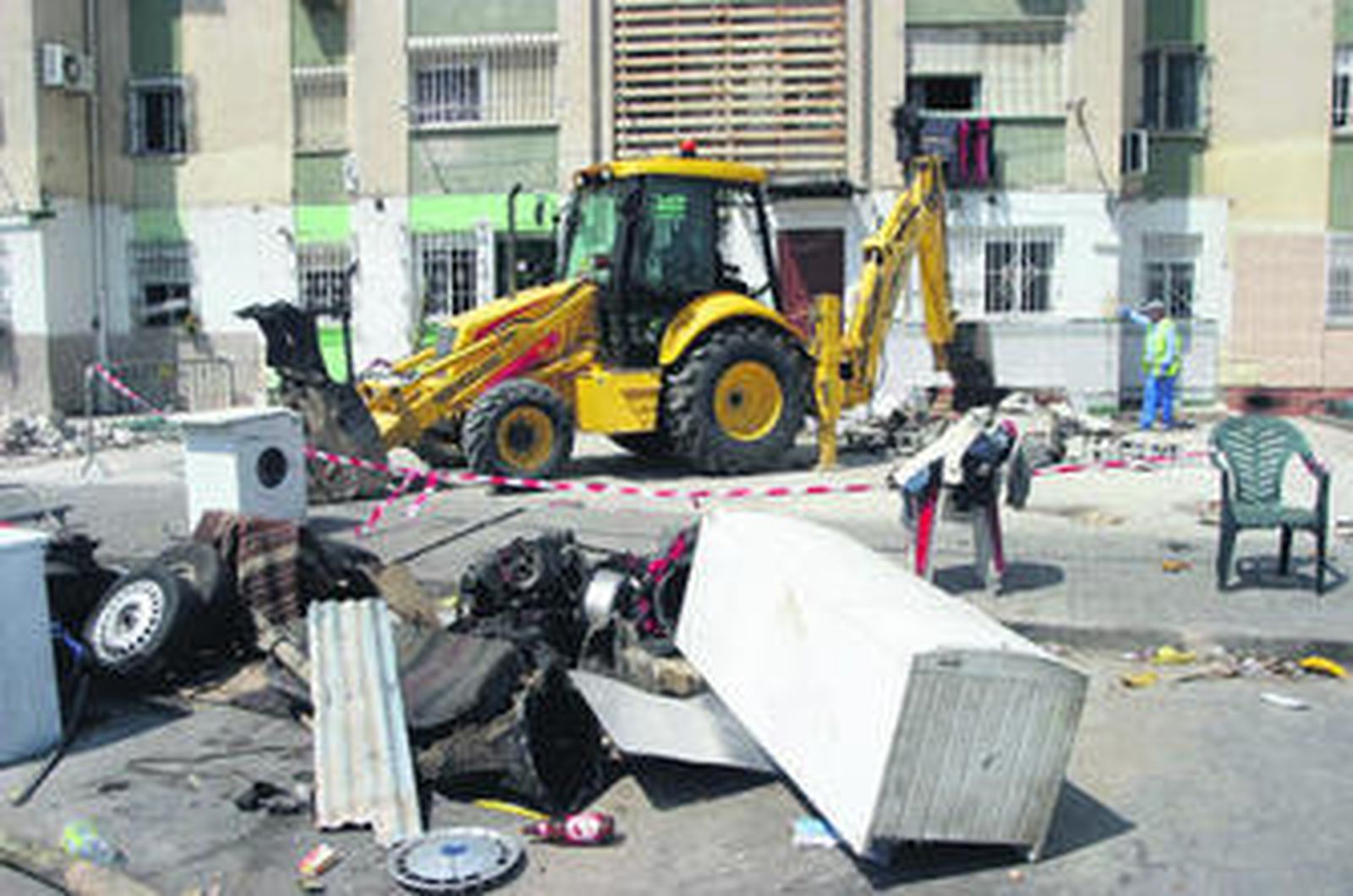 Demolición de un patio ilegal en las Tres Mil Viviendas.