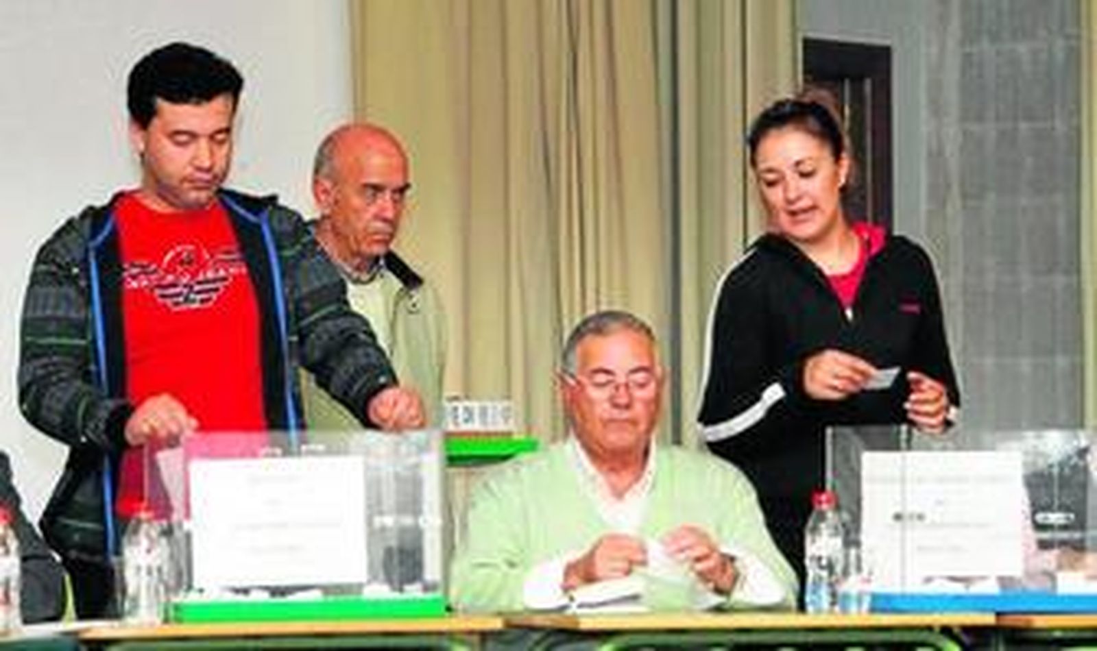 Un momento del sorteo celebrado ayer en la Asociación de Vecinos El Parque.