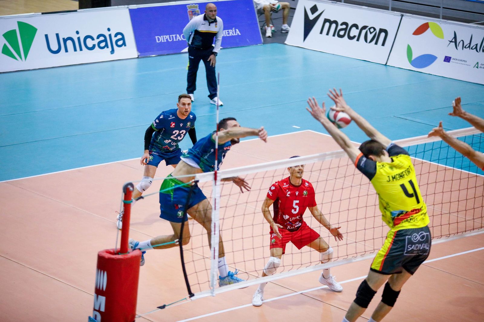 Las imágenes del Unicaja Costa de Almería-Leleman Conqueridor, primer partido del play off por el título de Superliga en Almería