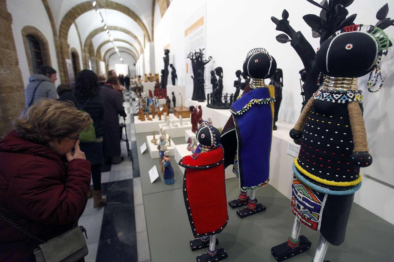 La Sagrada Familia de Sudáfrica son tres grandes figuras de estilo tribal donde sobresale el personaje de la madre.