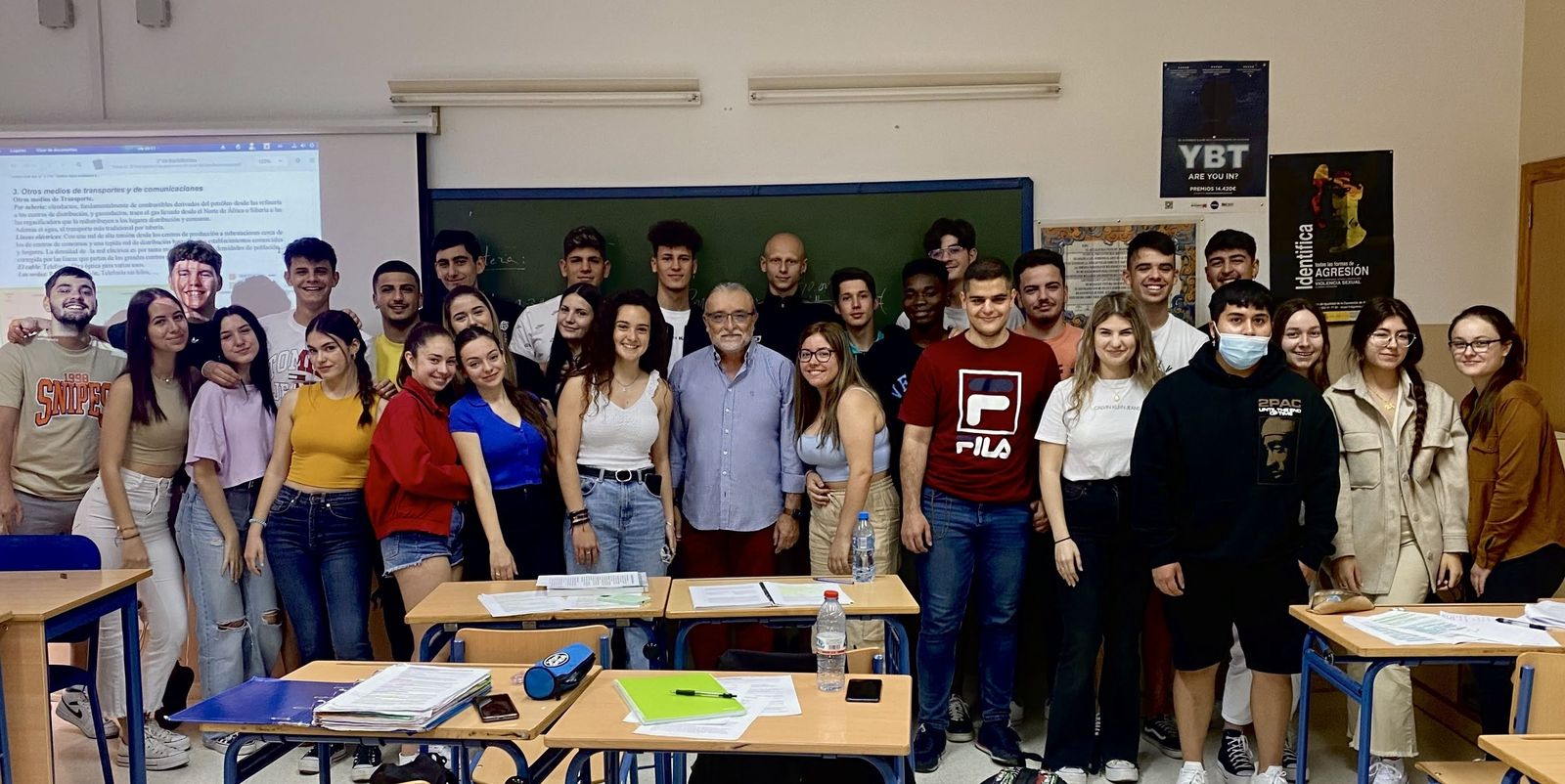 Jesús Rodríguez Vaquero con su última promoción de alumnos de 2º de Bachillerato del instituto ‘Alhamilla’.