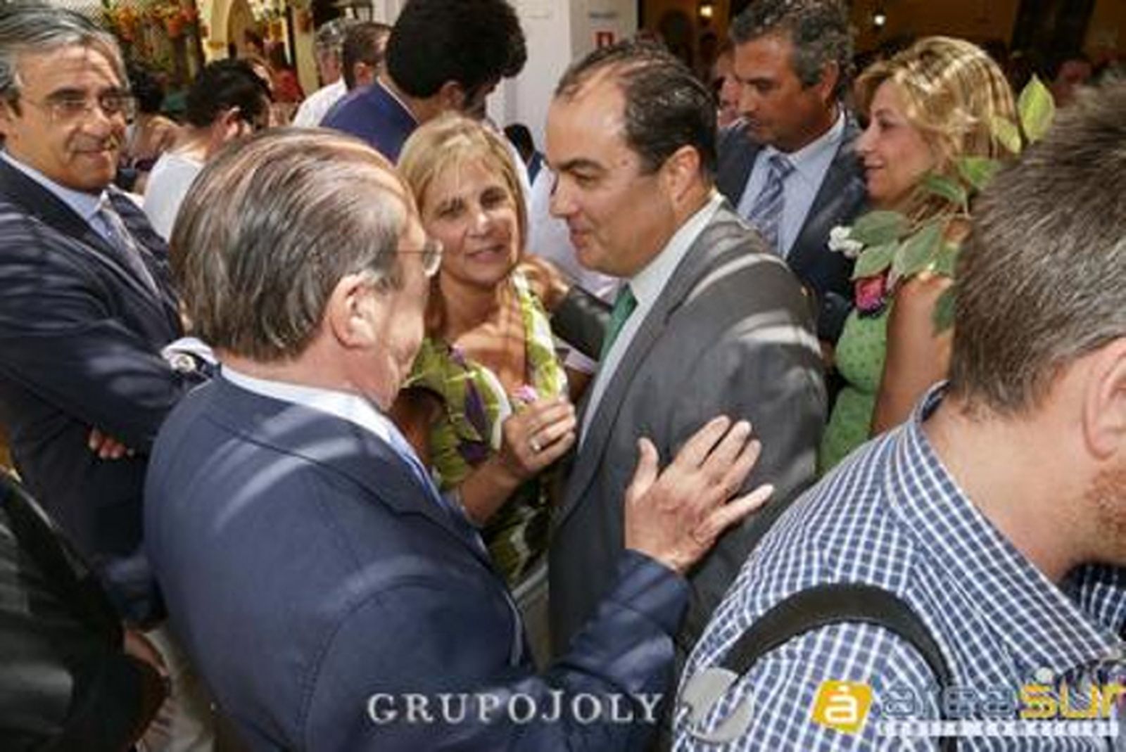 La alcaldesa charla junto a David Fernández con el diputado nacional del PP Aurelio Romero.

Foto: Vanesa Lobo