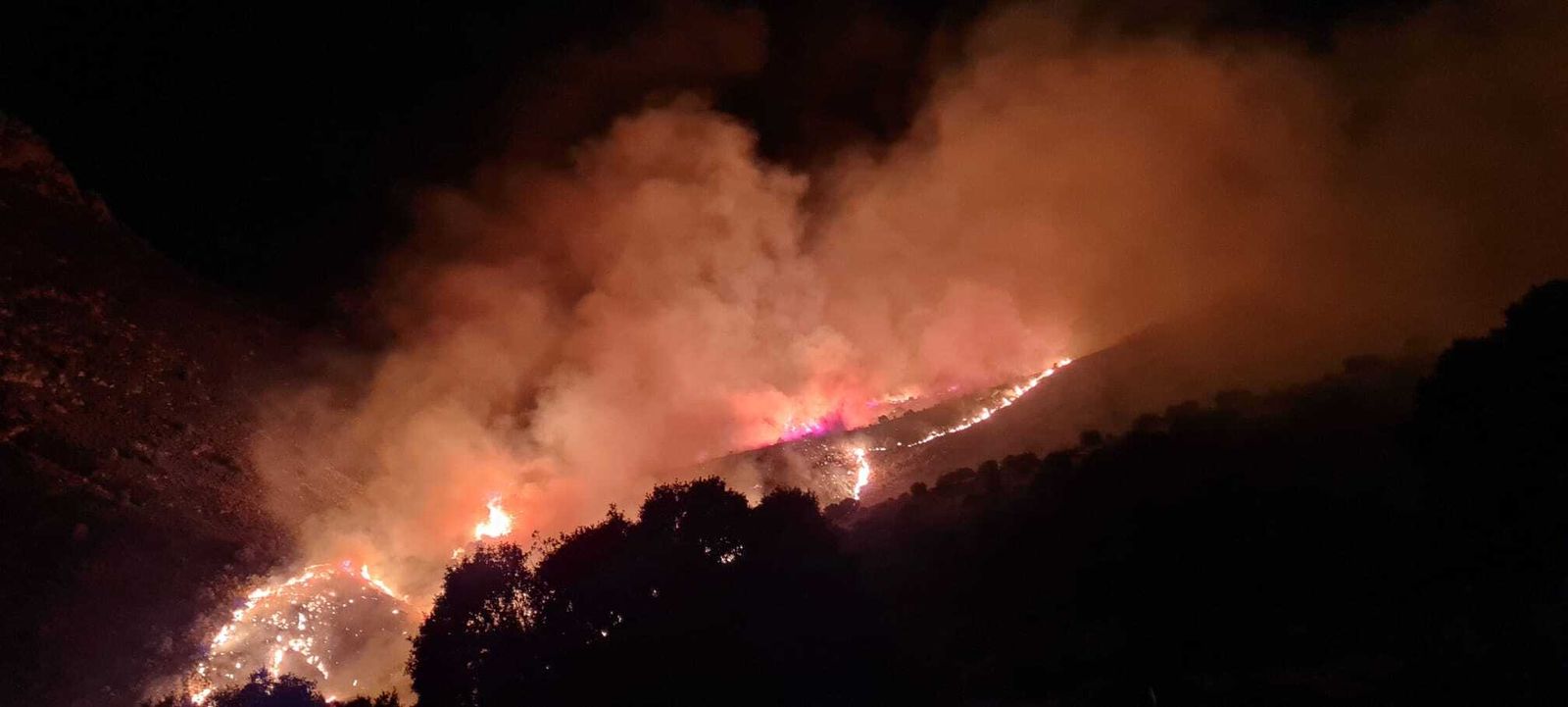 Así ha sido la lucha nocturna contra las llamas en el incendio forestal de la Sierra de Arana