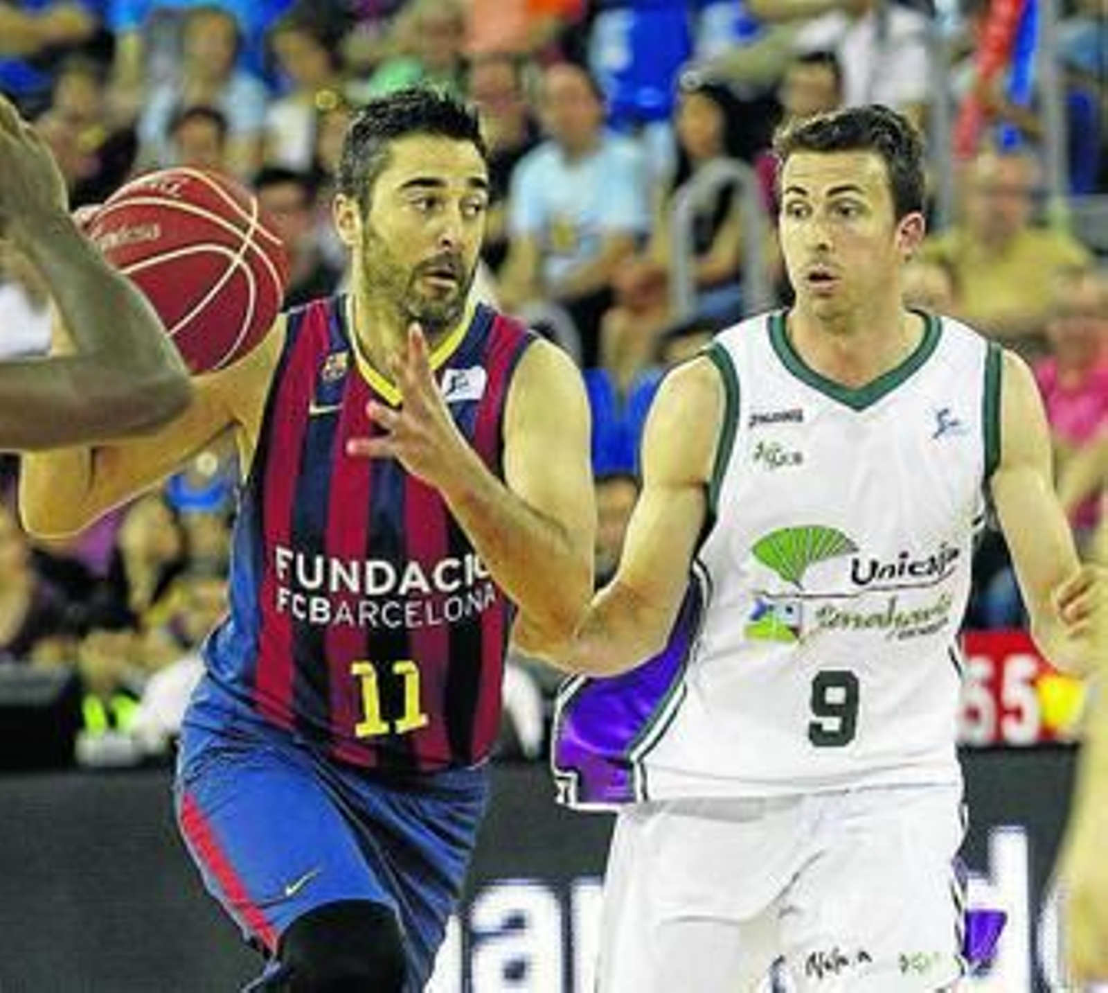 Navarro protege un balón ante Toolson.