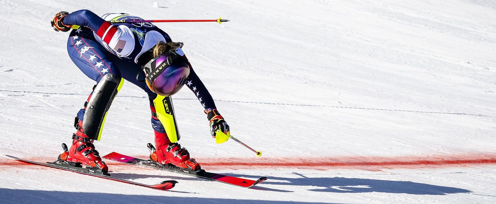 Mikaela Shiffrin, la mejor esquiadora de la historia, entra en la meta como campeona olímpica del eslalon femenino.