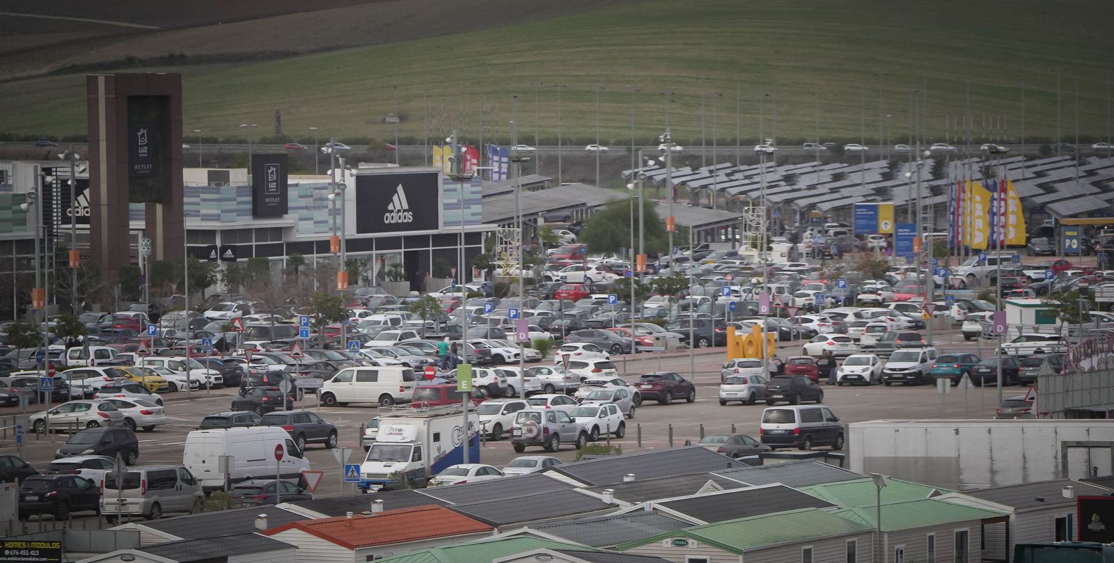 Imágenes de la gran afluencia de vehículos a los centros comerciales en Jerez