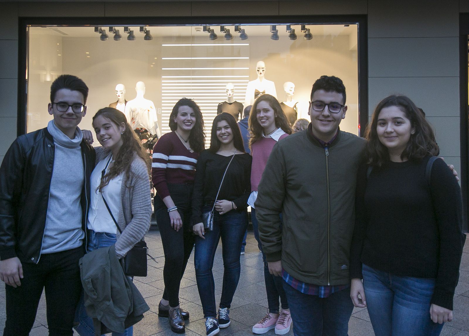 Siete de los trece jóvenes sevillanos becados este año por la Fundación Amancio Ortega.