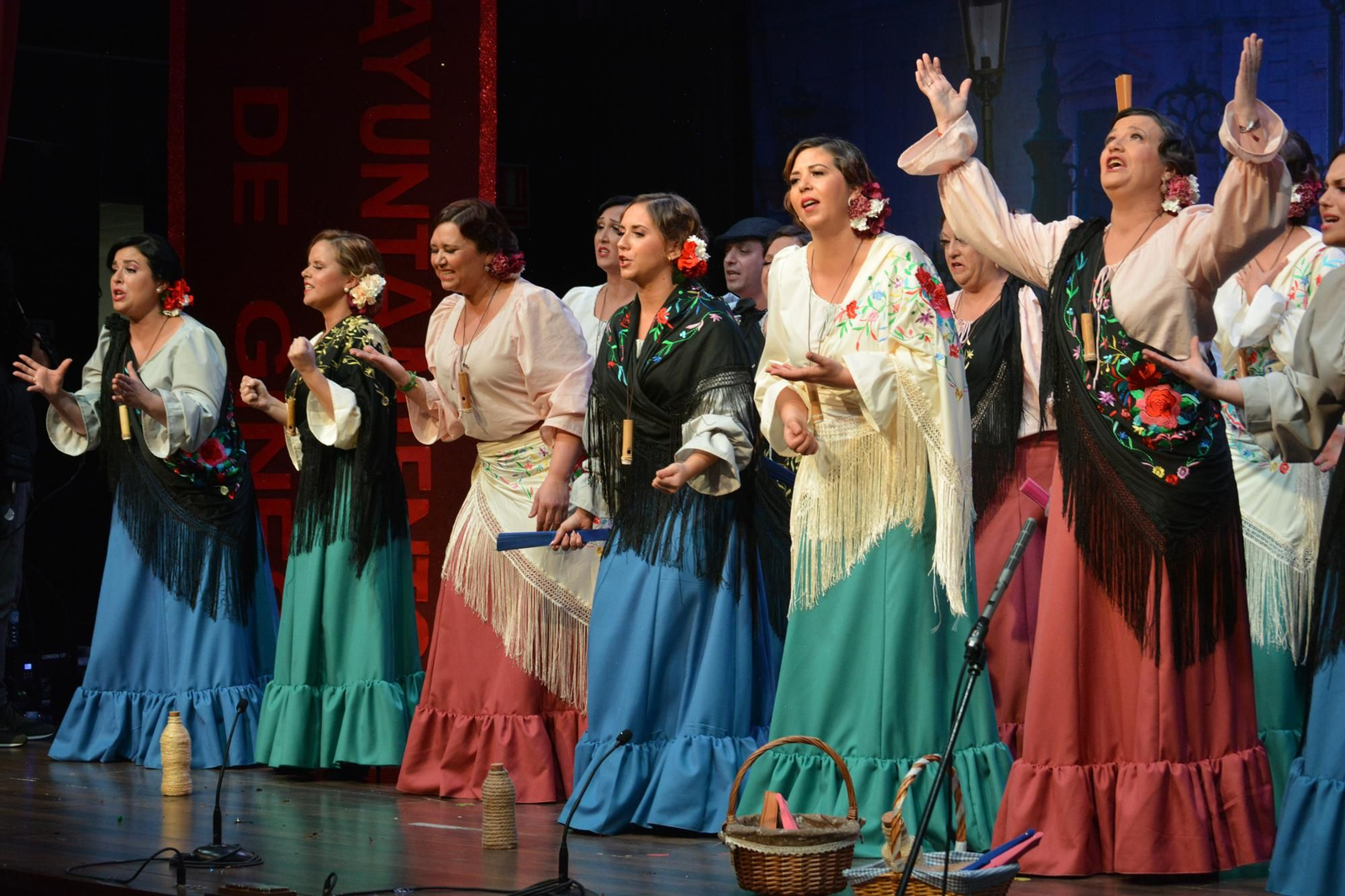 Comparsa Calle San Fernando en una actuación del Carnaval de Gines.