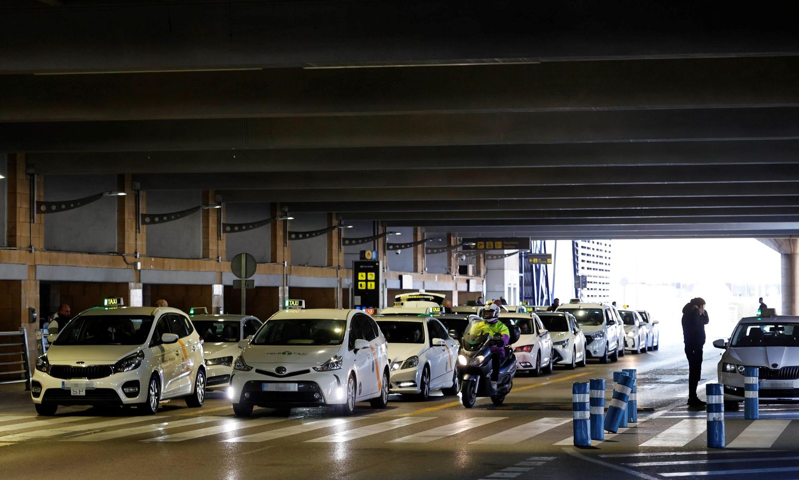 Taxis en la parada del aeropuerto.