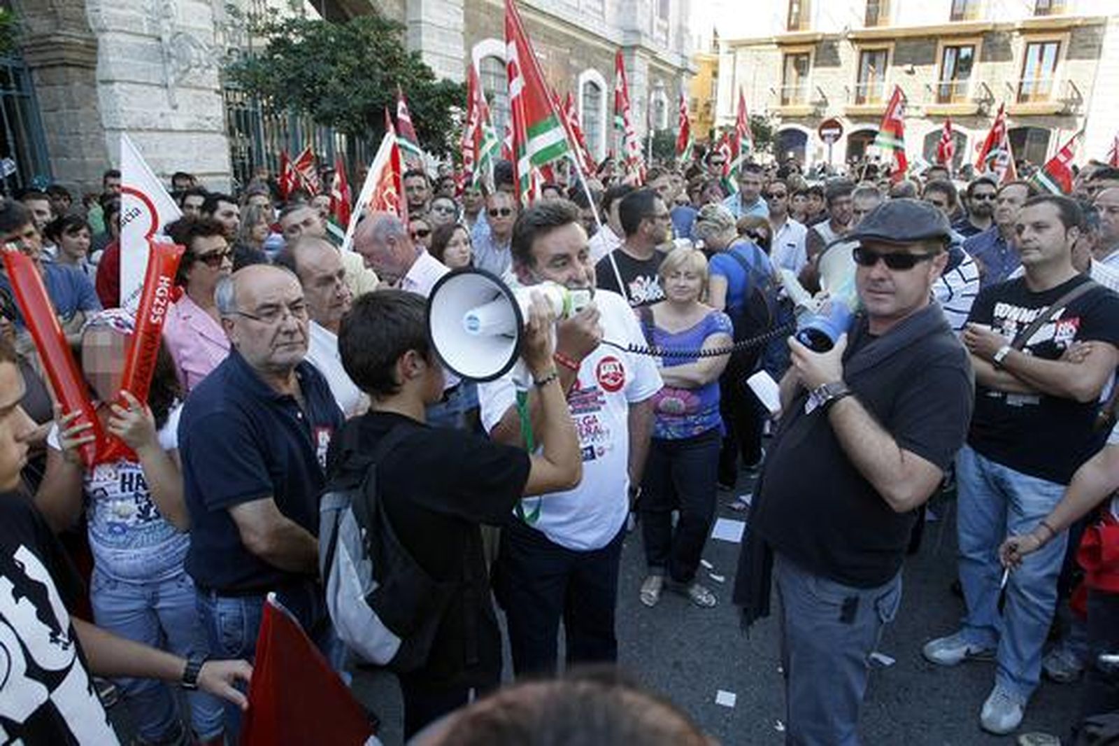 Los piquetes tomaron el centro de la capital desde primera hora de la mañana para impedir la apertura de comercios y empresas. /José Braza