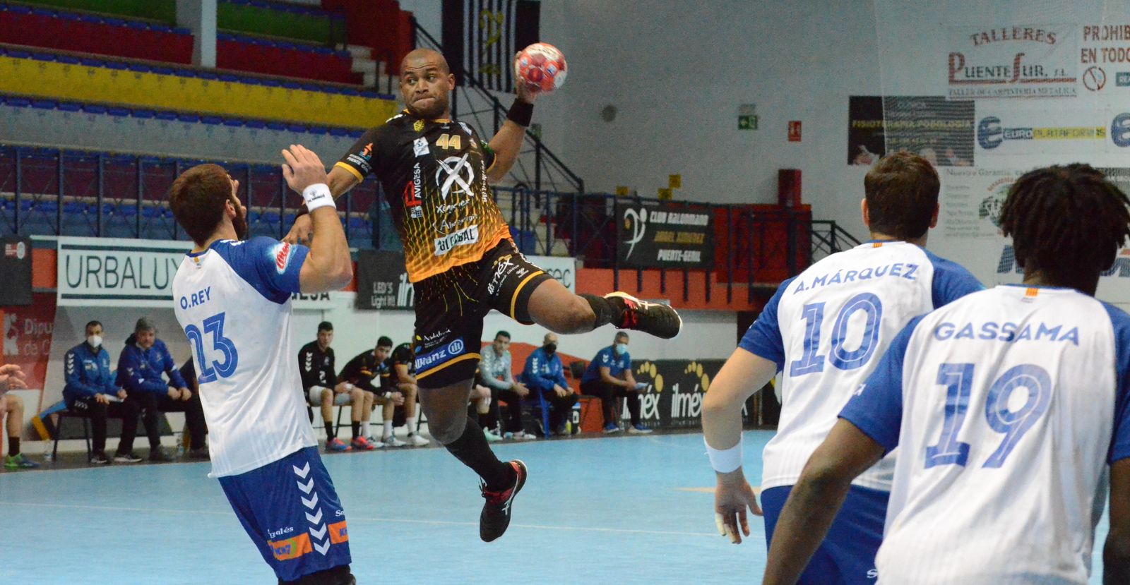 Anderson Mollino se eleva para lanzar por encima de la defensa del Granollers.