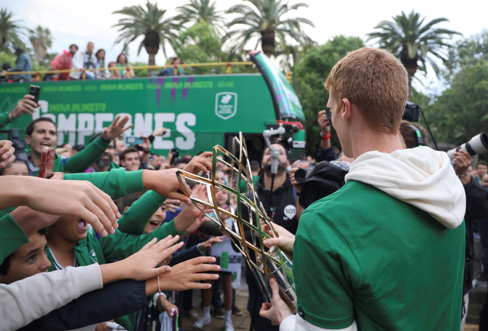 El Unicaja celebra en las calles de Málaga el título de la BCL