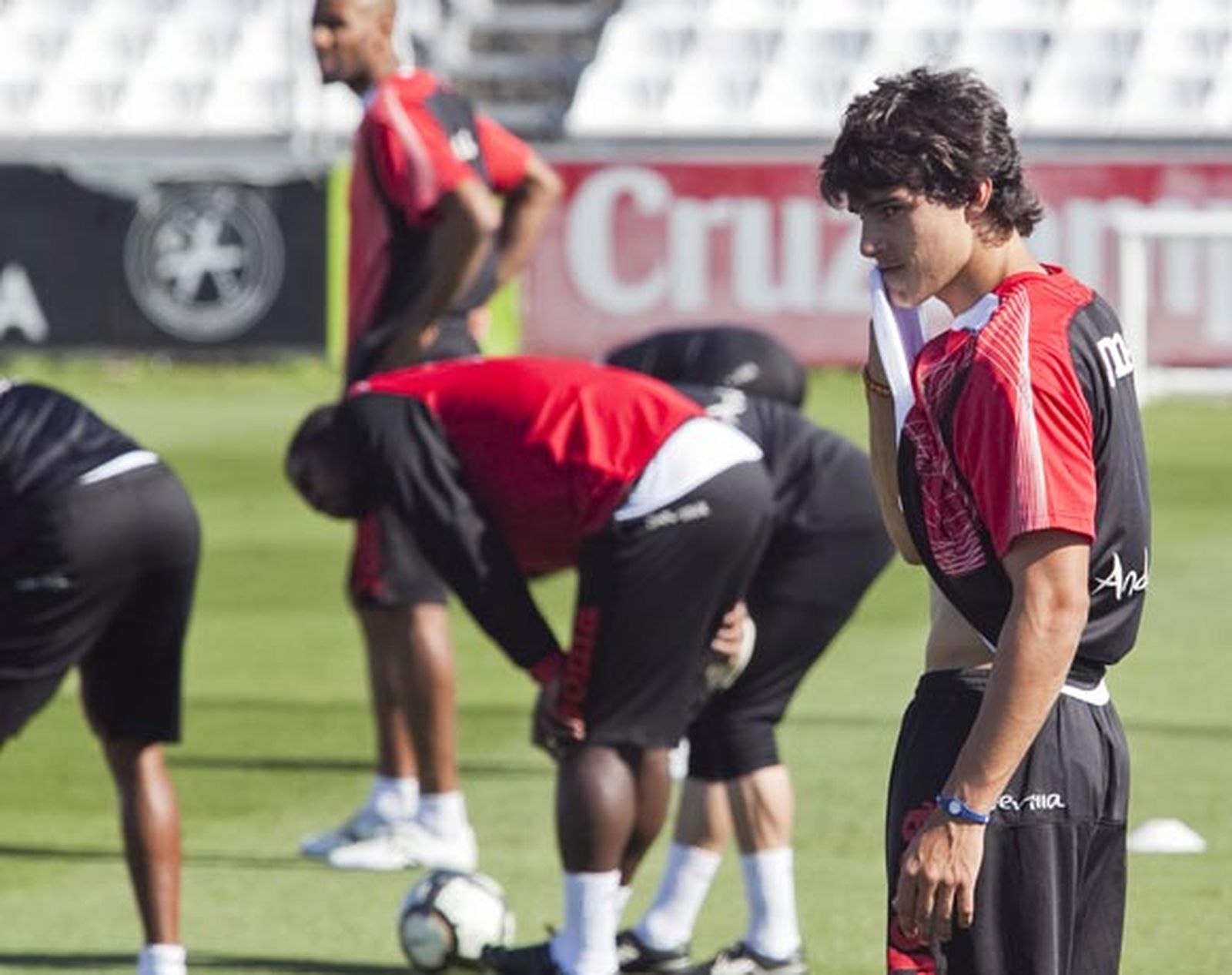 El Sevilla pierde a Luis Fabiano, Perotti y Acosta para Santander, pero recupera a Cala