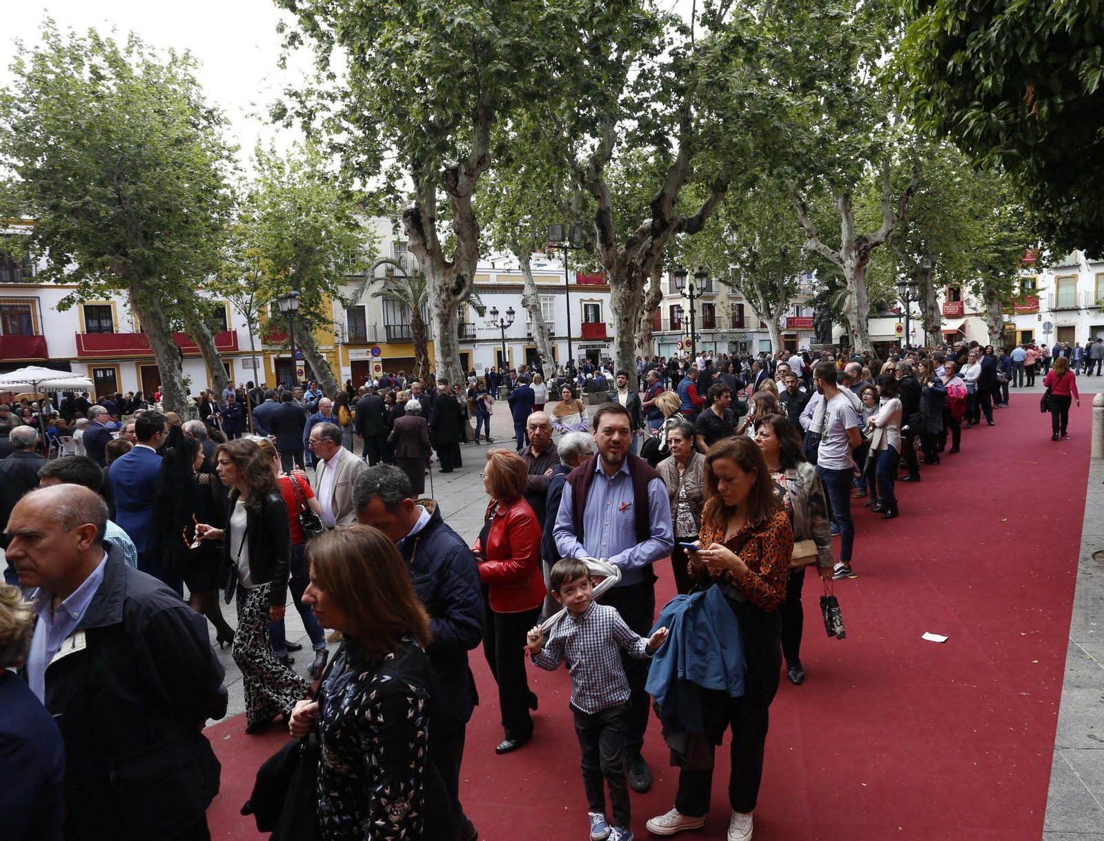 Colas en los templos a la espera de la Madrugá