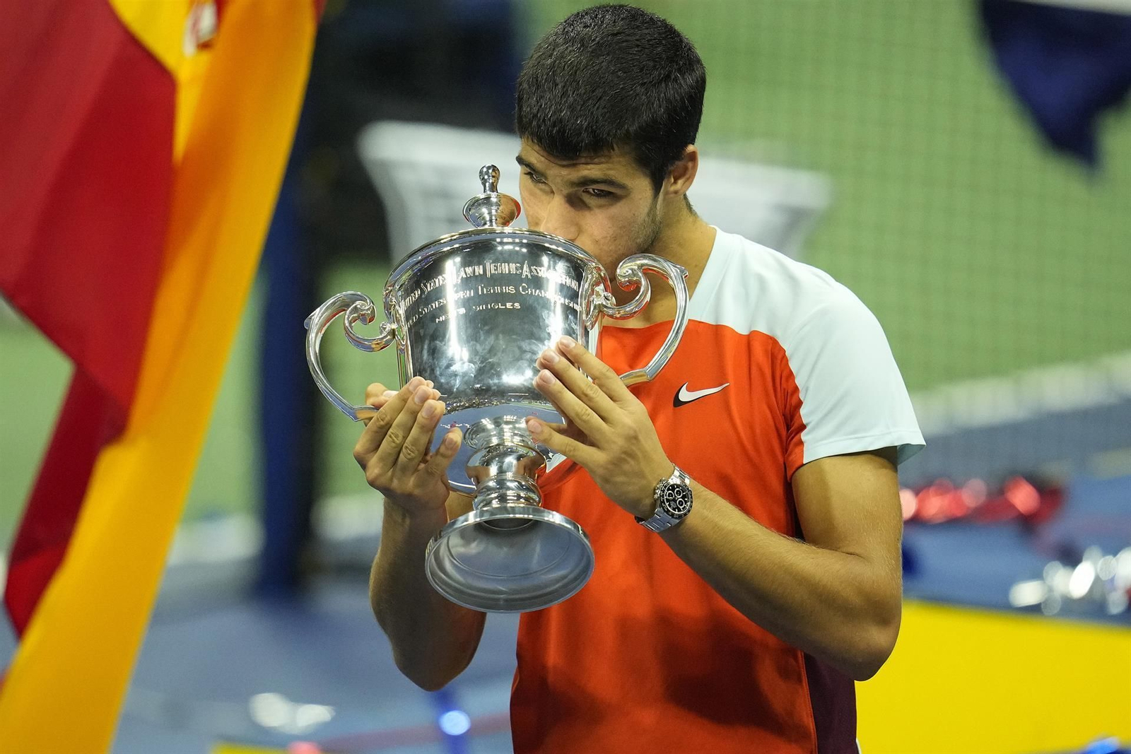 Alcaraz besa la copa de ganador del US Open.