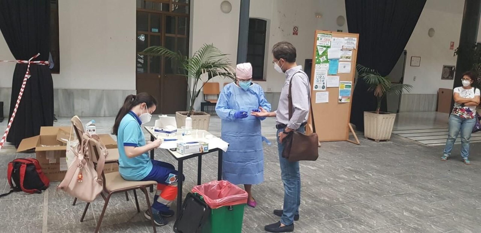 Pruebas serológicas realizadas en el Edificio Constitución de 1812 de Cádiz.