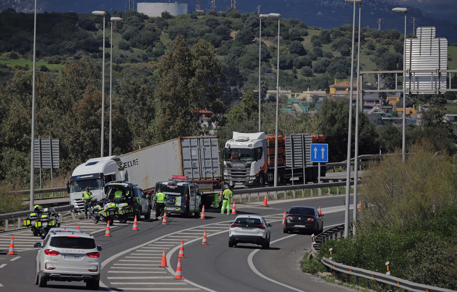 Fotos del camión accidentado en la A-381 a la altura de Puente Romano