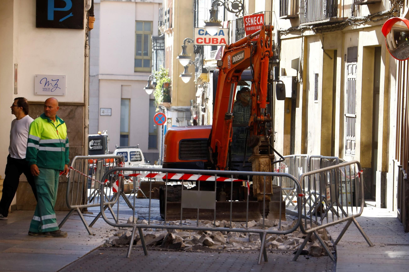 La reapertura al tráfico del primer tramo de la calle Alfaros, en imágenes