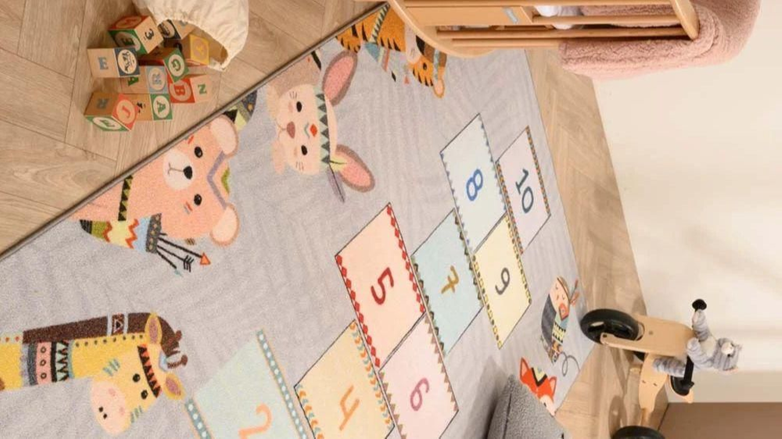 Something like: Por qué una alfombra infantil es esencial para la habitación de los niños