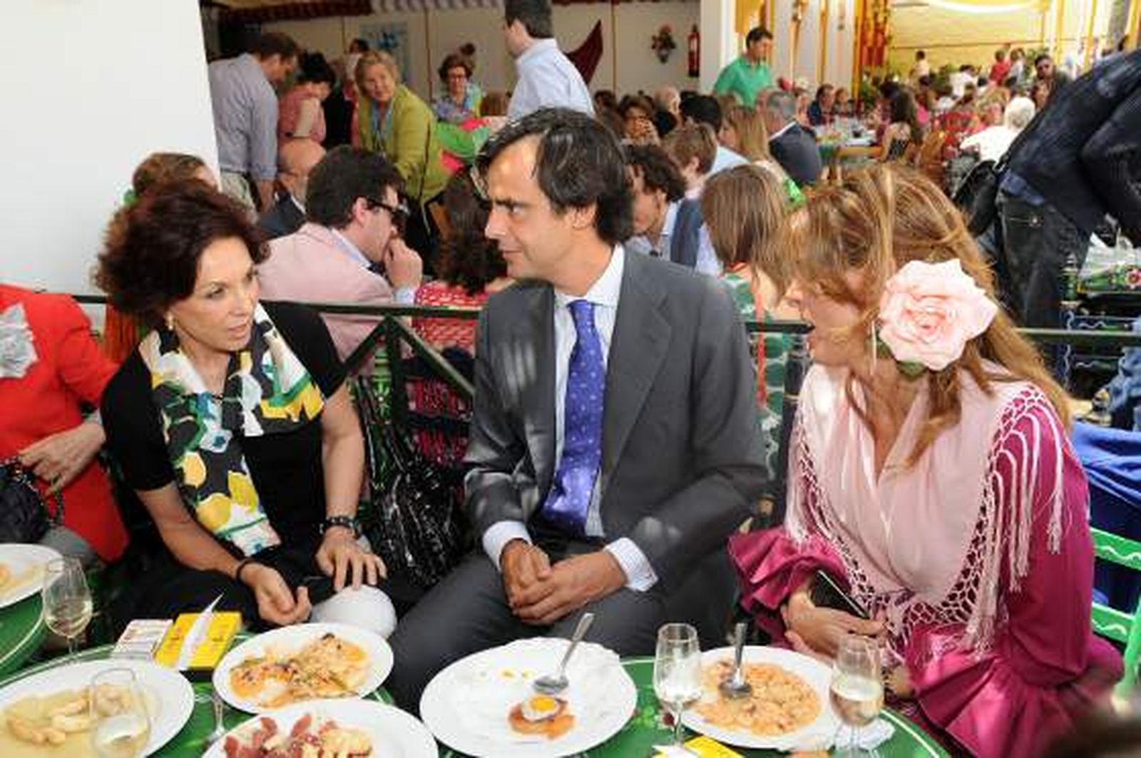 Quina Martínez de Salazar conversa con Alfonso Ruiz- Mateos y su hermana, Paloma.

Foto: Manuel Mateo