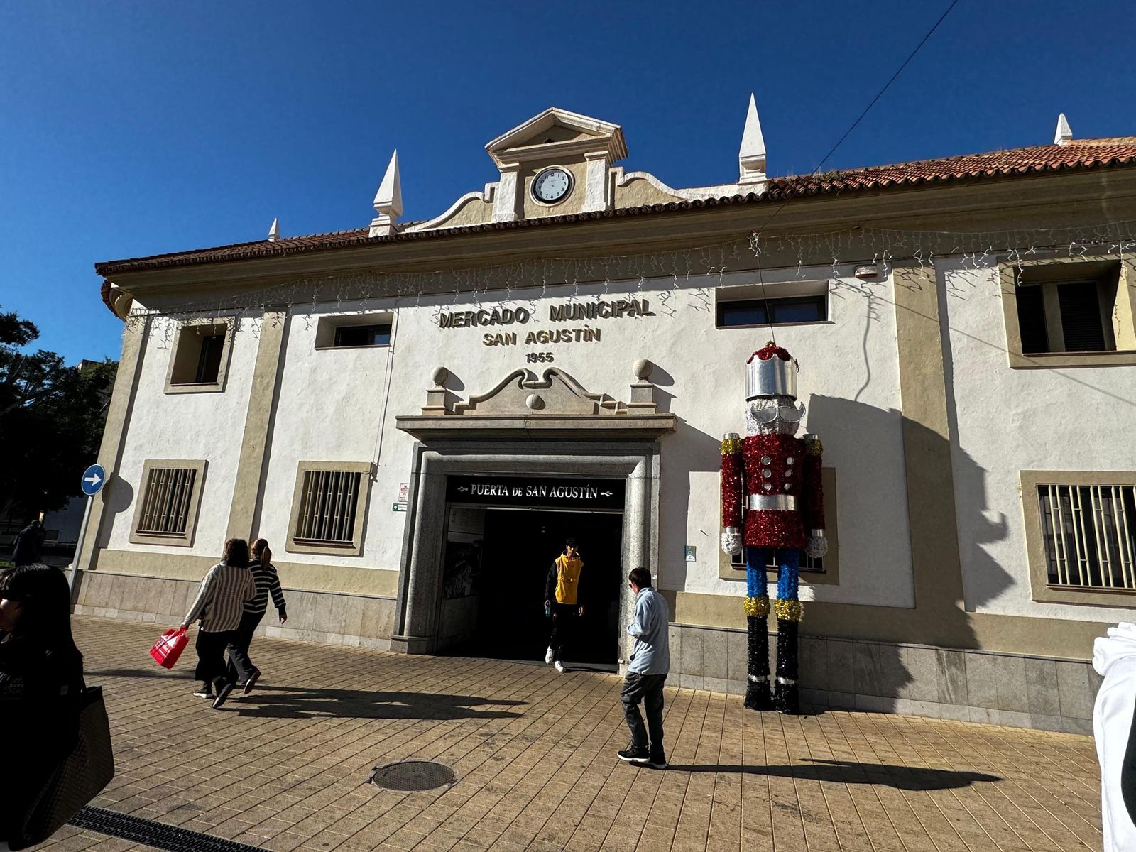 Un cascanueces gigante da la bienvenida a los visitantes en el mercado municipal