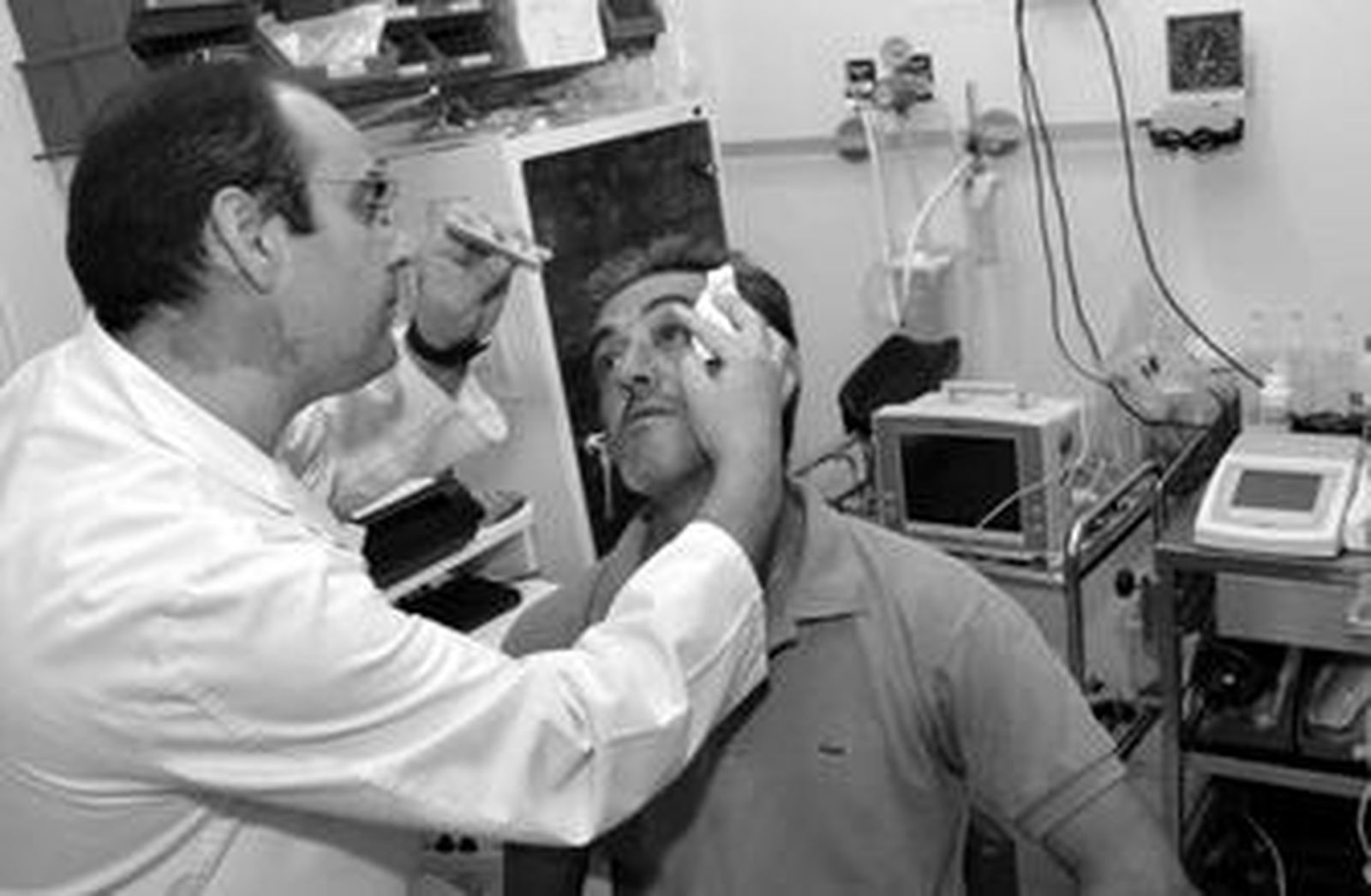 Un paciente es atendido en una clínica privada de la provincia.