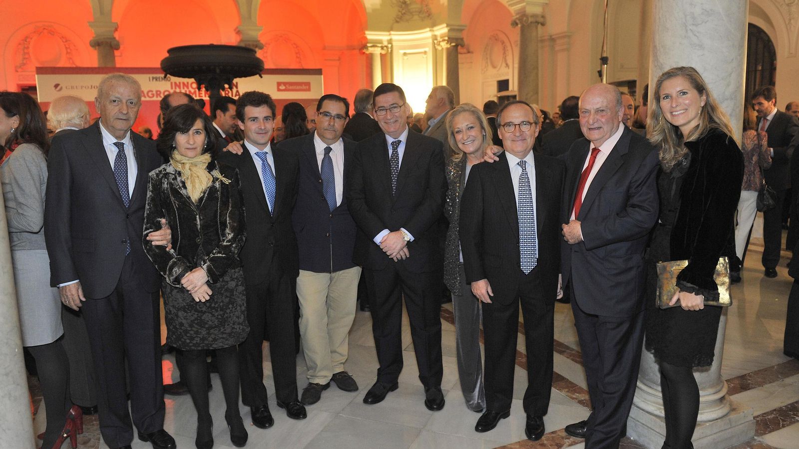 Elías Hernández, flanqueado por su sobrino Antonio y su hija Claudia, y con familiares en un acto en Sevilla.