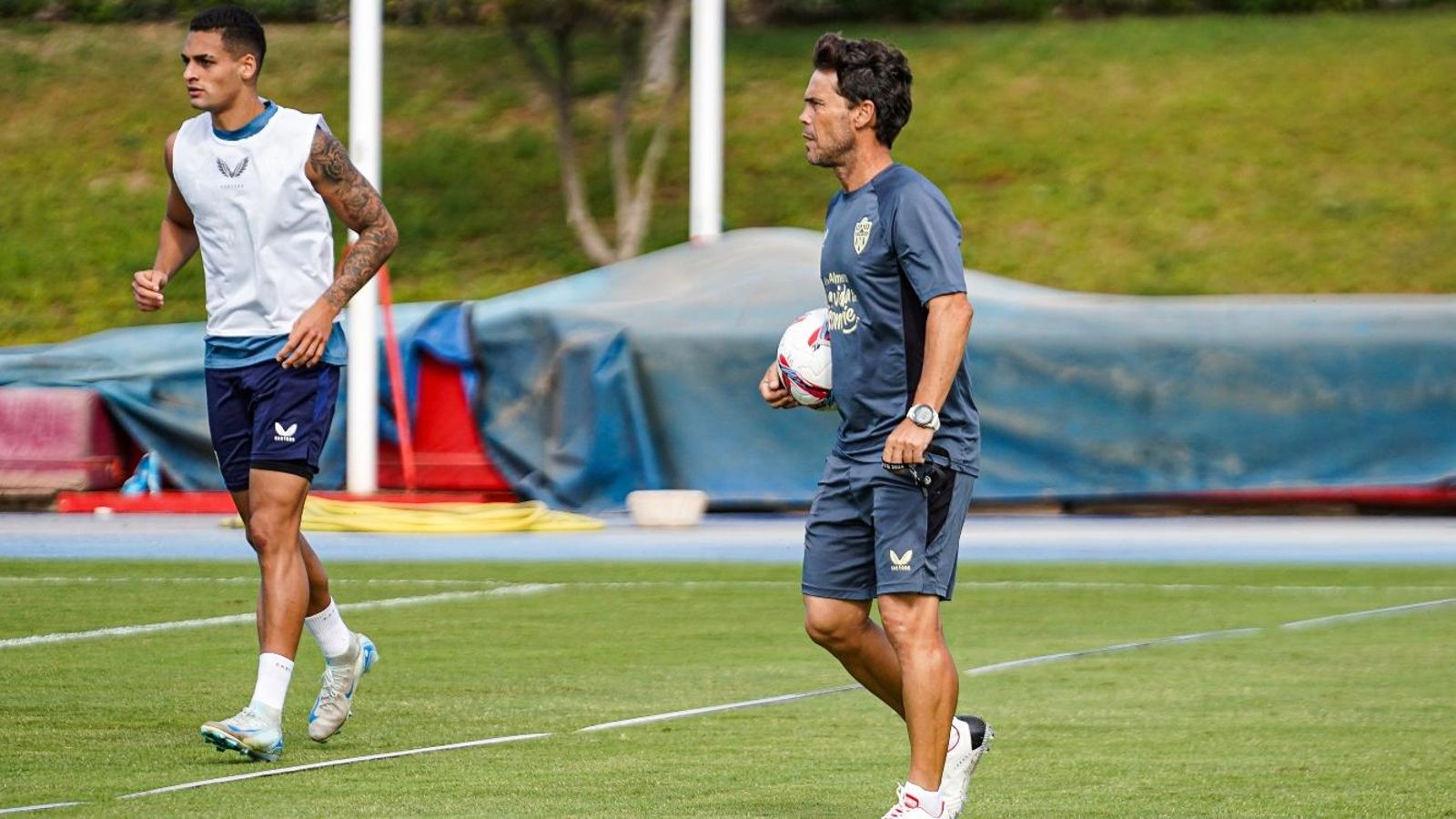 Rubi observa a los suyos en uno de los entrenamientos matinales.