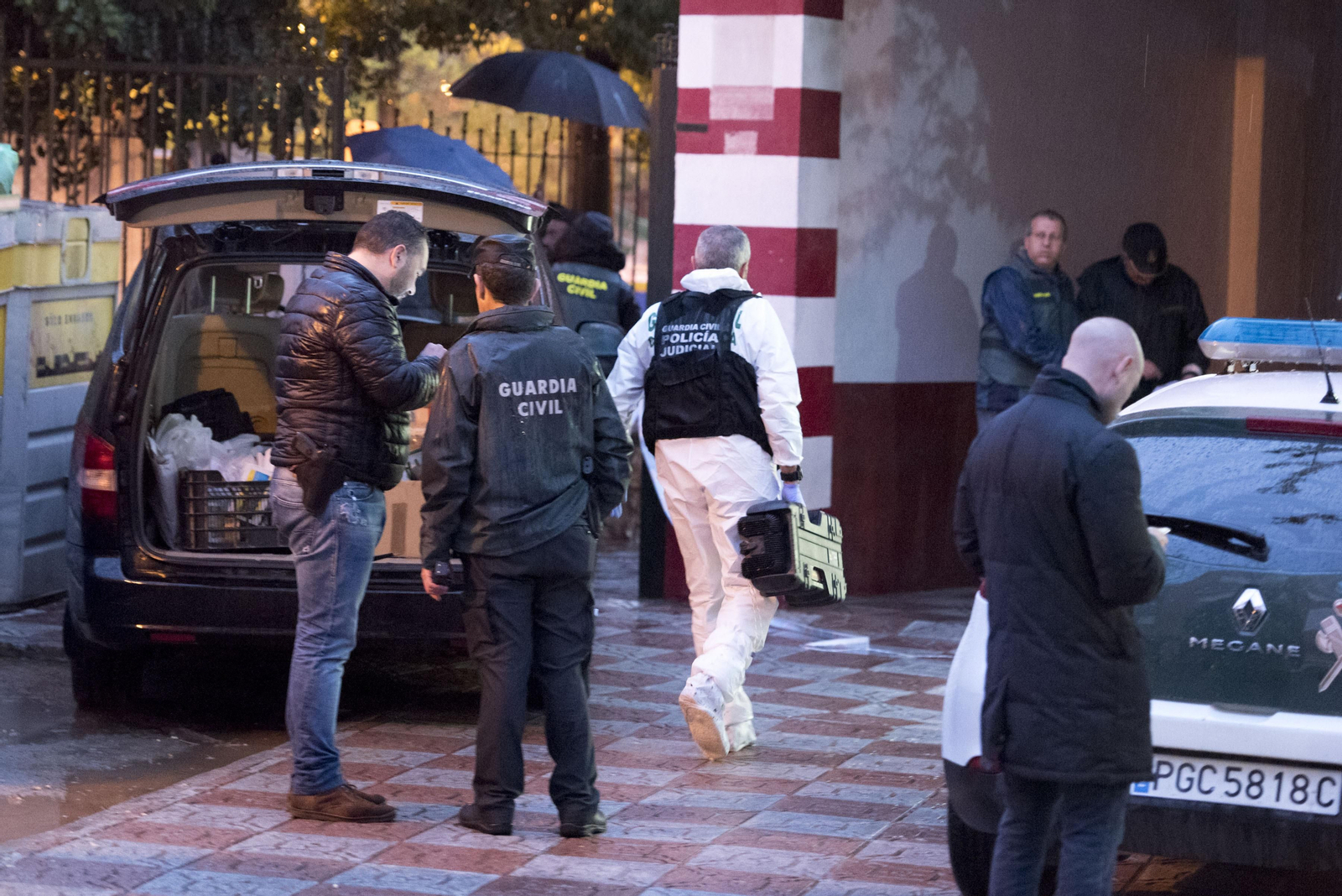Agentes de la Policía Judicial de la Guardia Civil recaban pruebas tras el tiroteo en La Zubia.