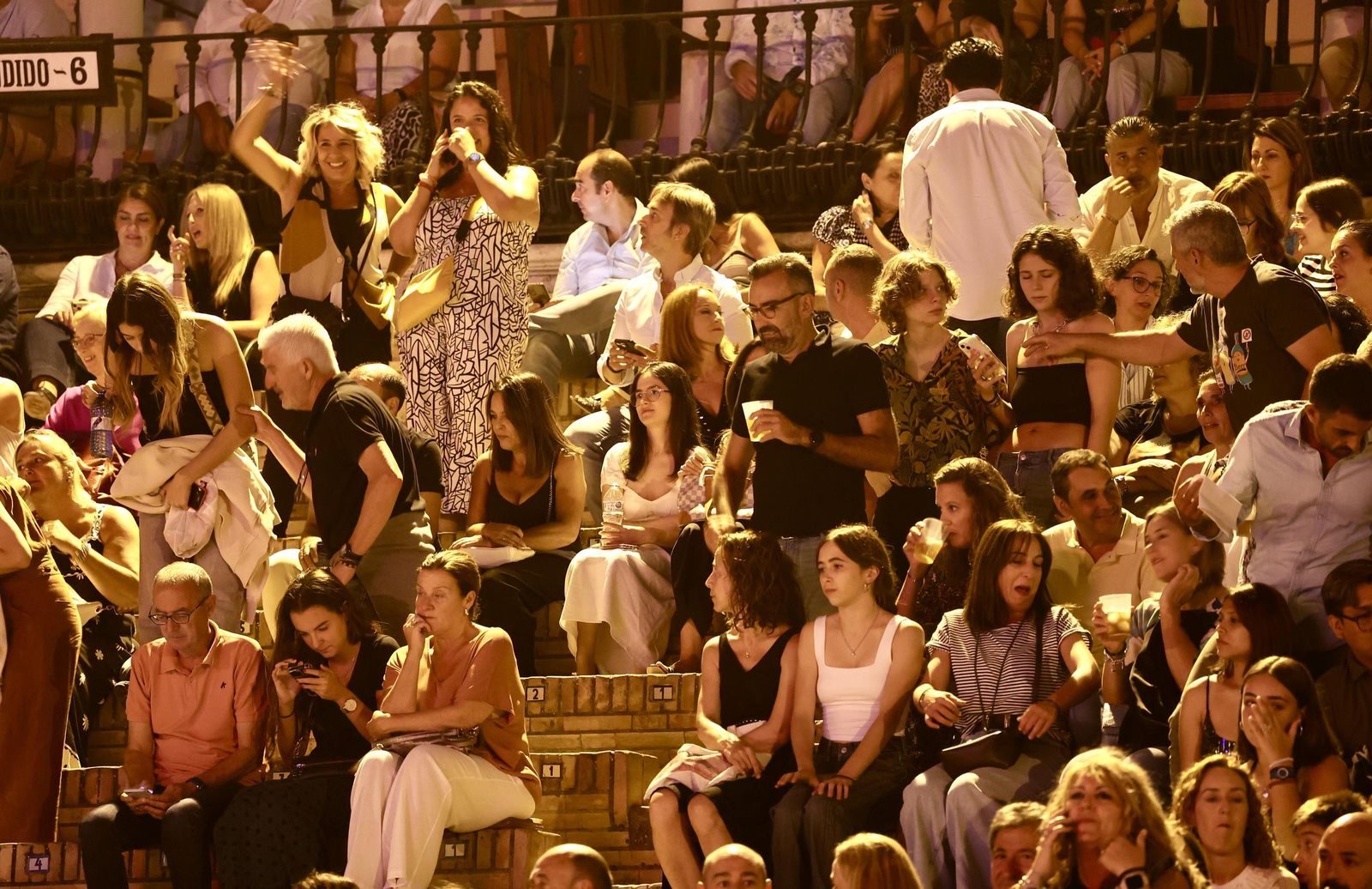 Búscate en el concierto de Hombres G