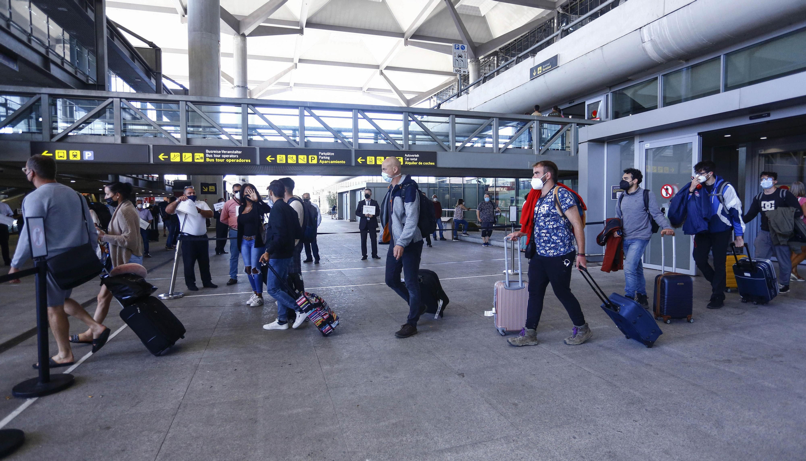 Las fotos de los primeros turistas internacionales en el aeropuerto de Málaga