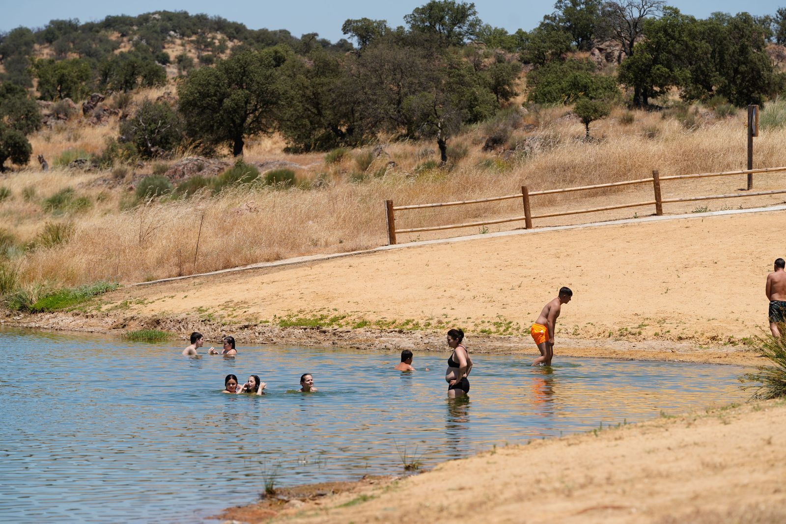 Bañistas en la playa de La Colada, en Los Pedroches, este sábado.