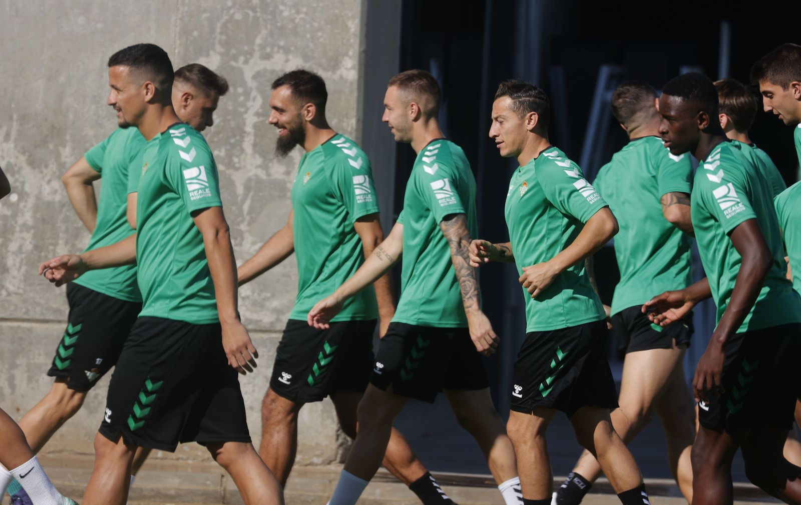 Los jugadores del Betis se ejercitan en un entrenamiento reciente en la ciudad deportiva.