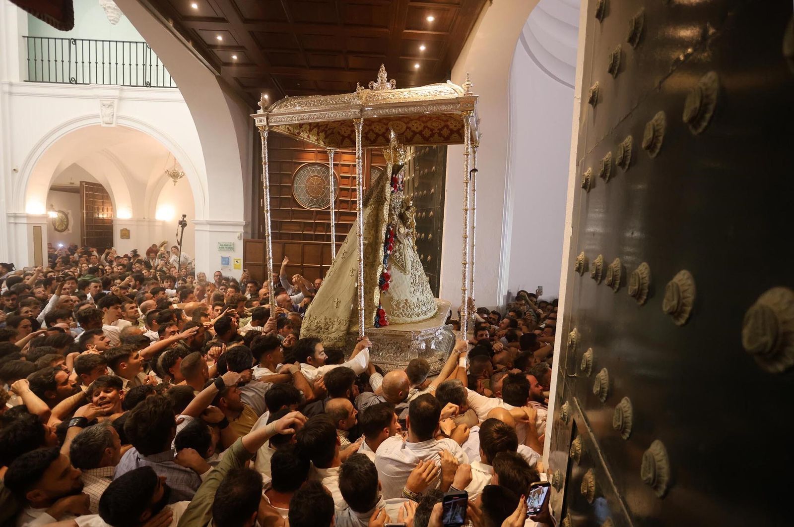 Imágenes de la procesión de la Virgen del Rocío y visita a la casa de Hermandad de Jerez