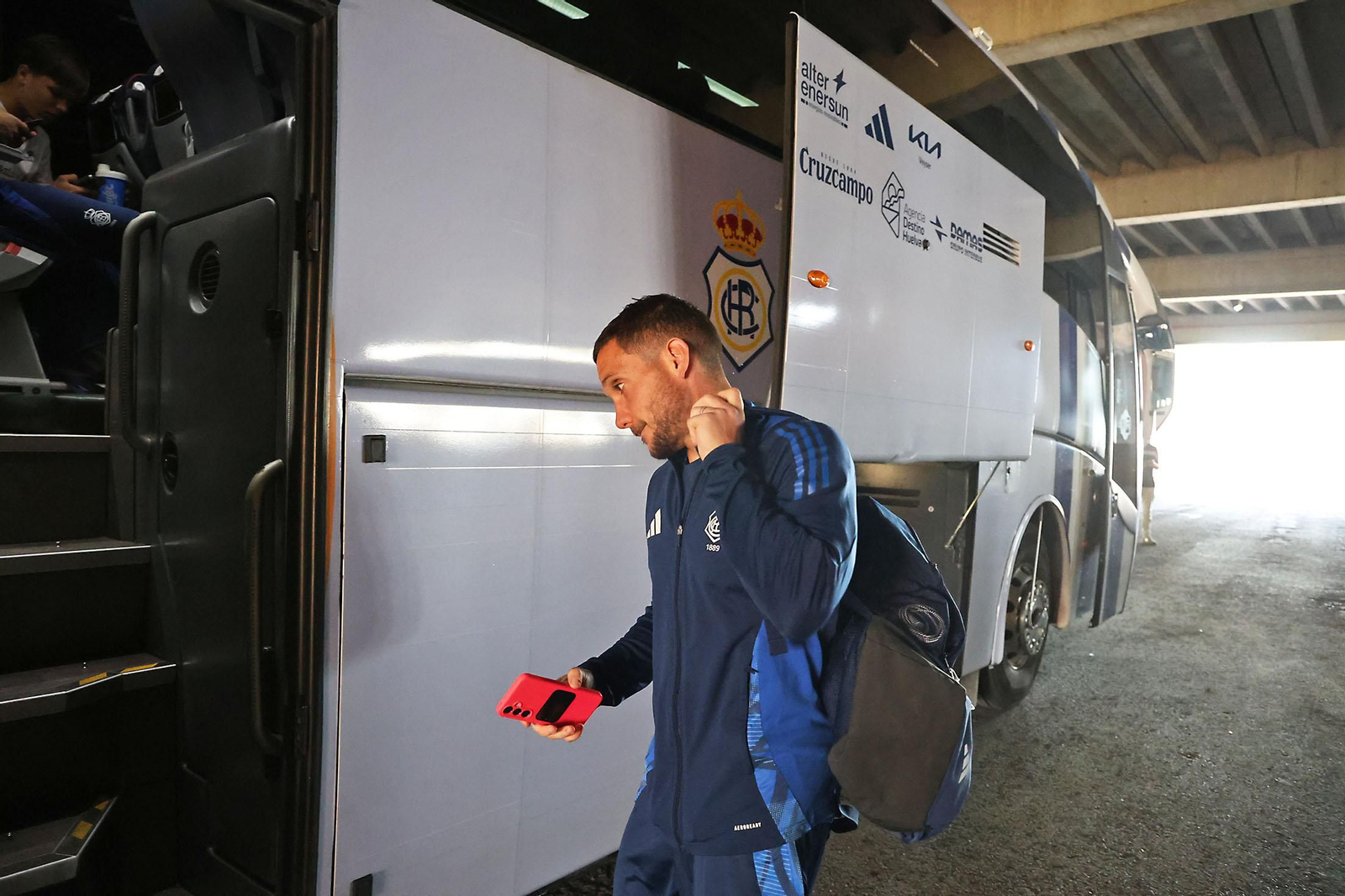 Imágenes de la salida del autobus del Recreativo de Huelva hacia Alcoy