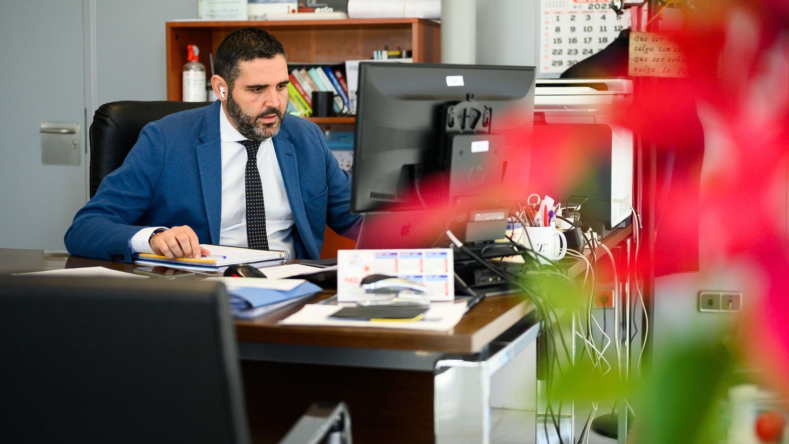 Juan José Alonso, en su despacho, siguiendo la sesión plenaria telemática