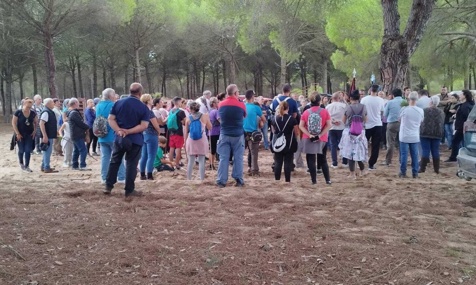 Unos 300 rocieros portuenses participaron en la peregrinación a pie.