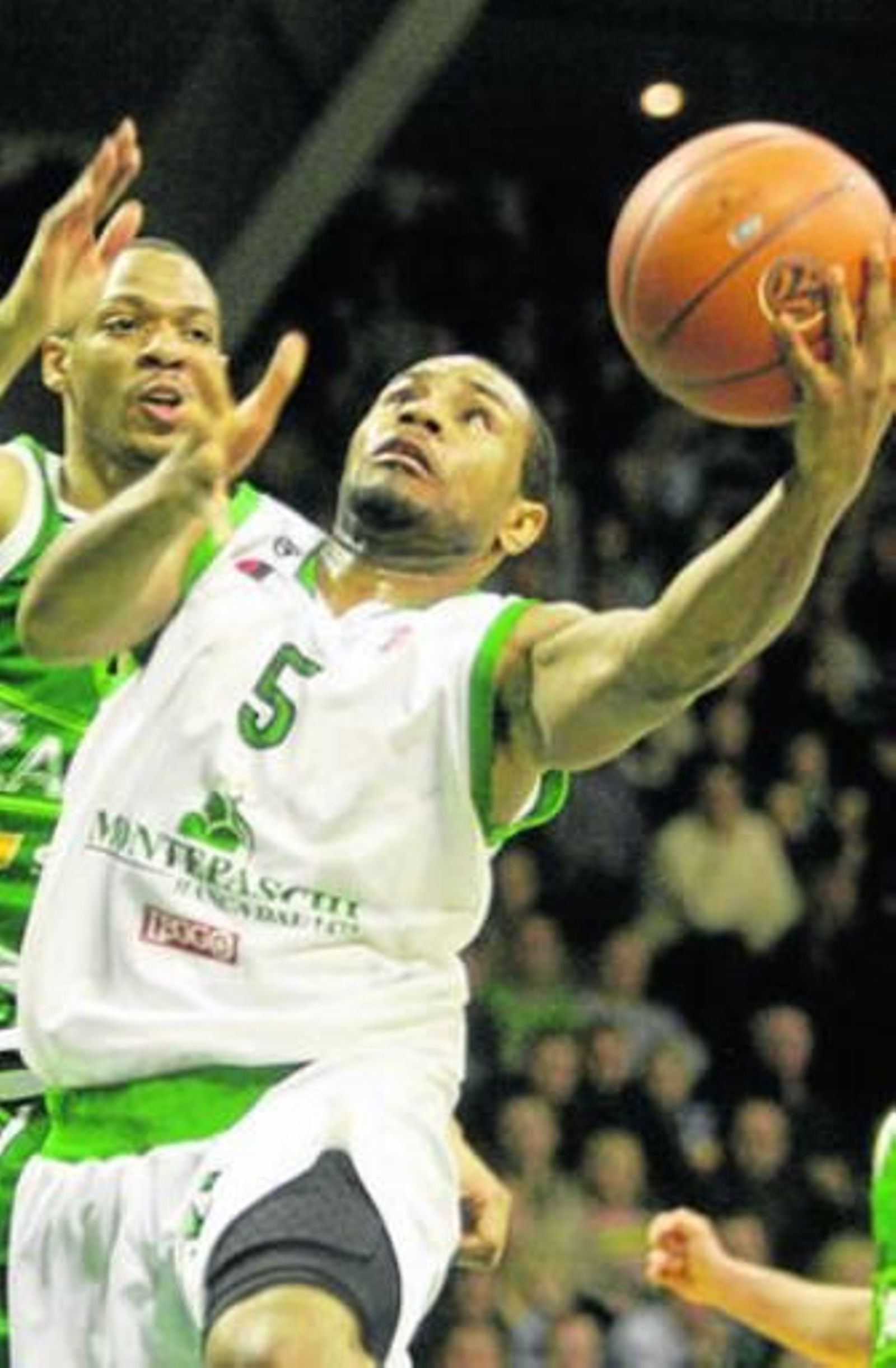 Bandeja de McIntyre ante Marcus Brown en un partido de Euroliga.