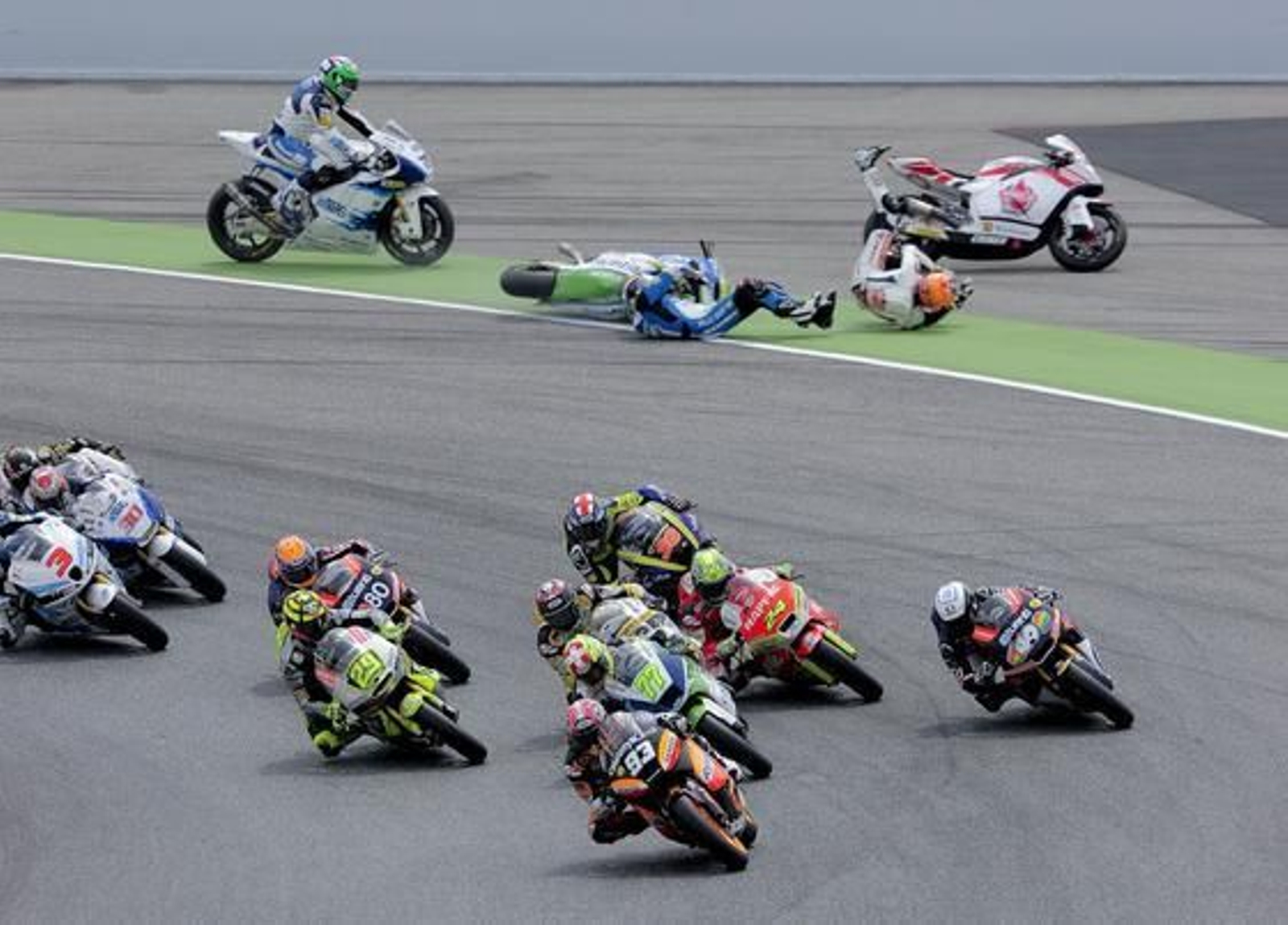 Las imágenes de la carrera de Moto2 del Gp de Cataluña.

Foto: AFP